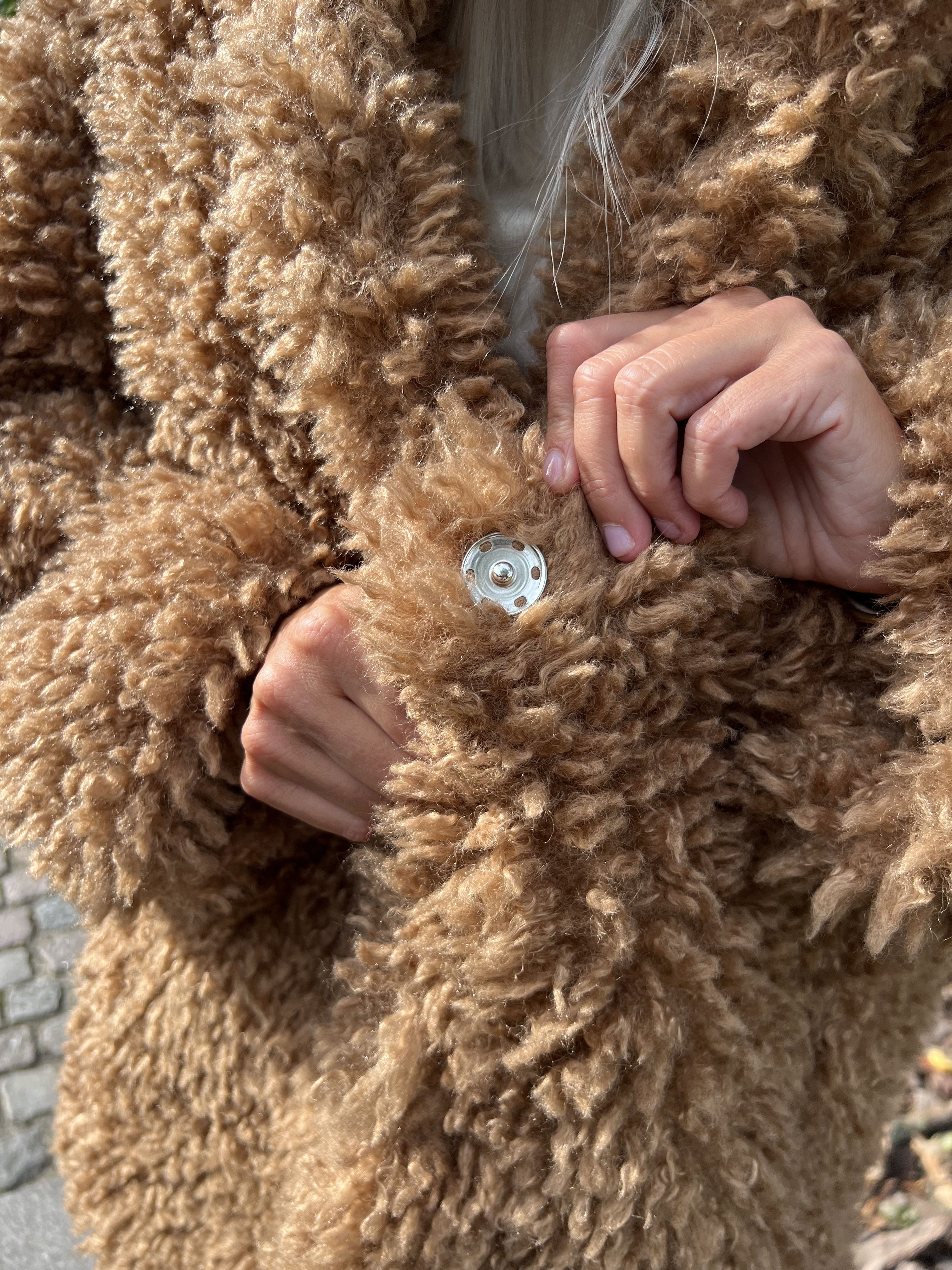 Alma - Jacka i pile med tryckknappar och fickor