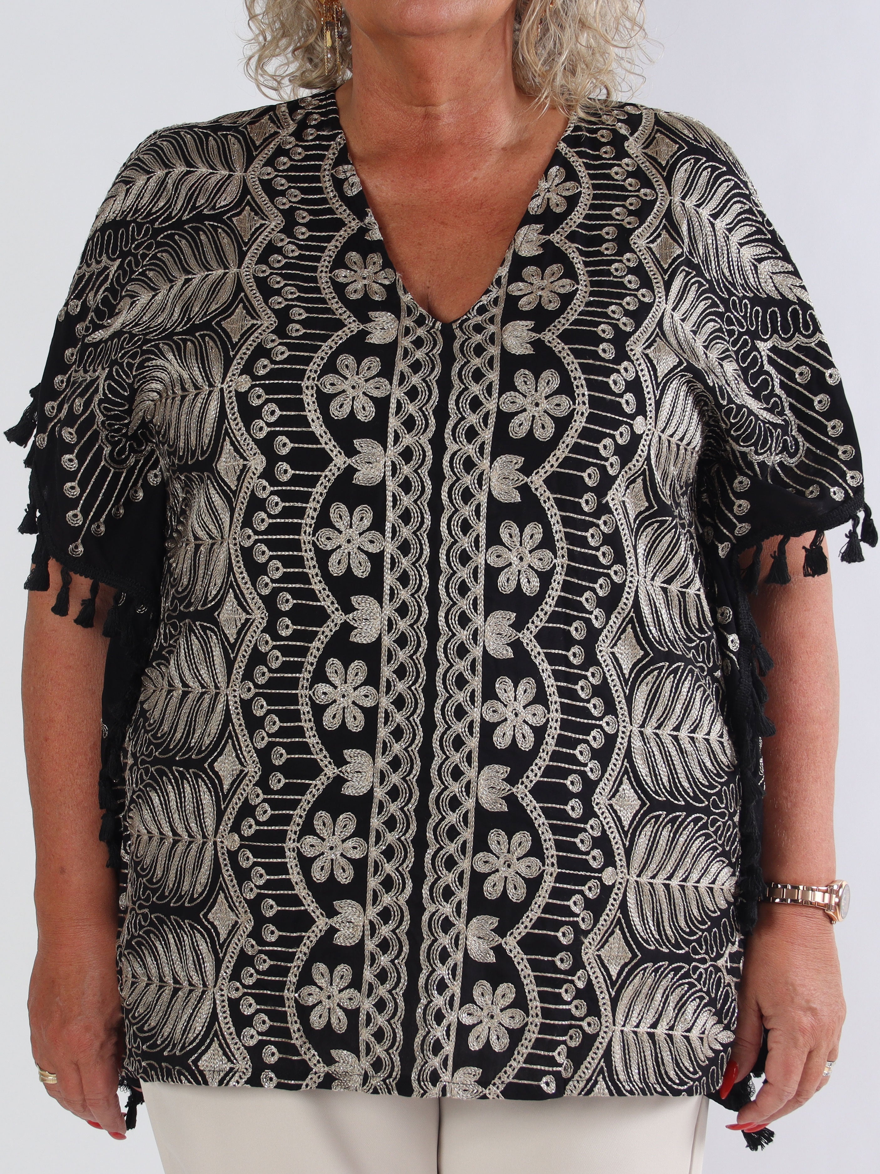 Aloha - Plus size-tunika i viskos med guldbroderi och tofsar