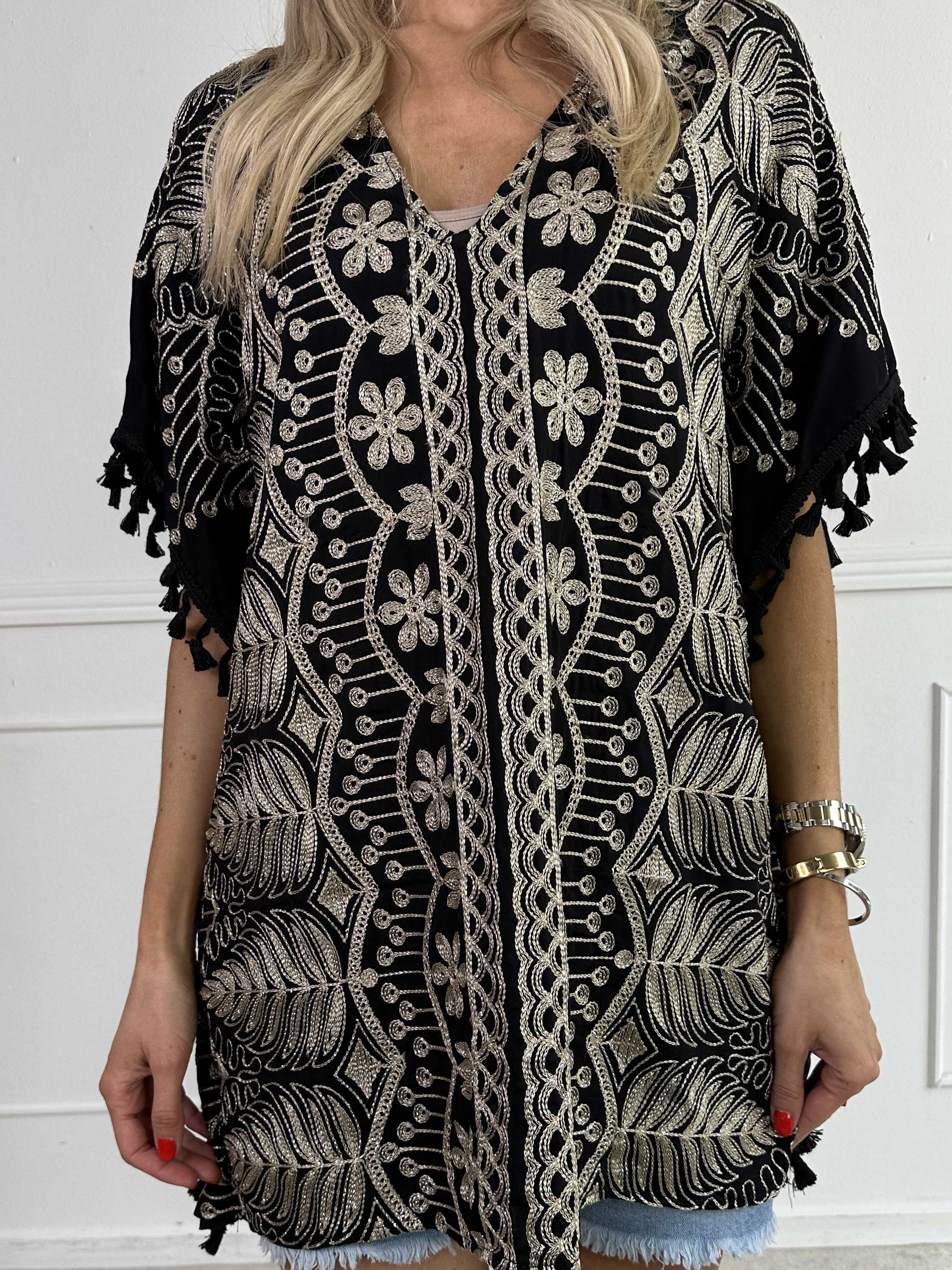 Aloha - Tunika i viskos med guldbroderi och tofsar