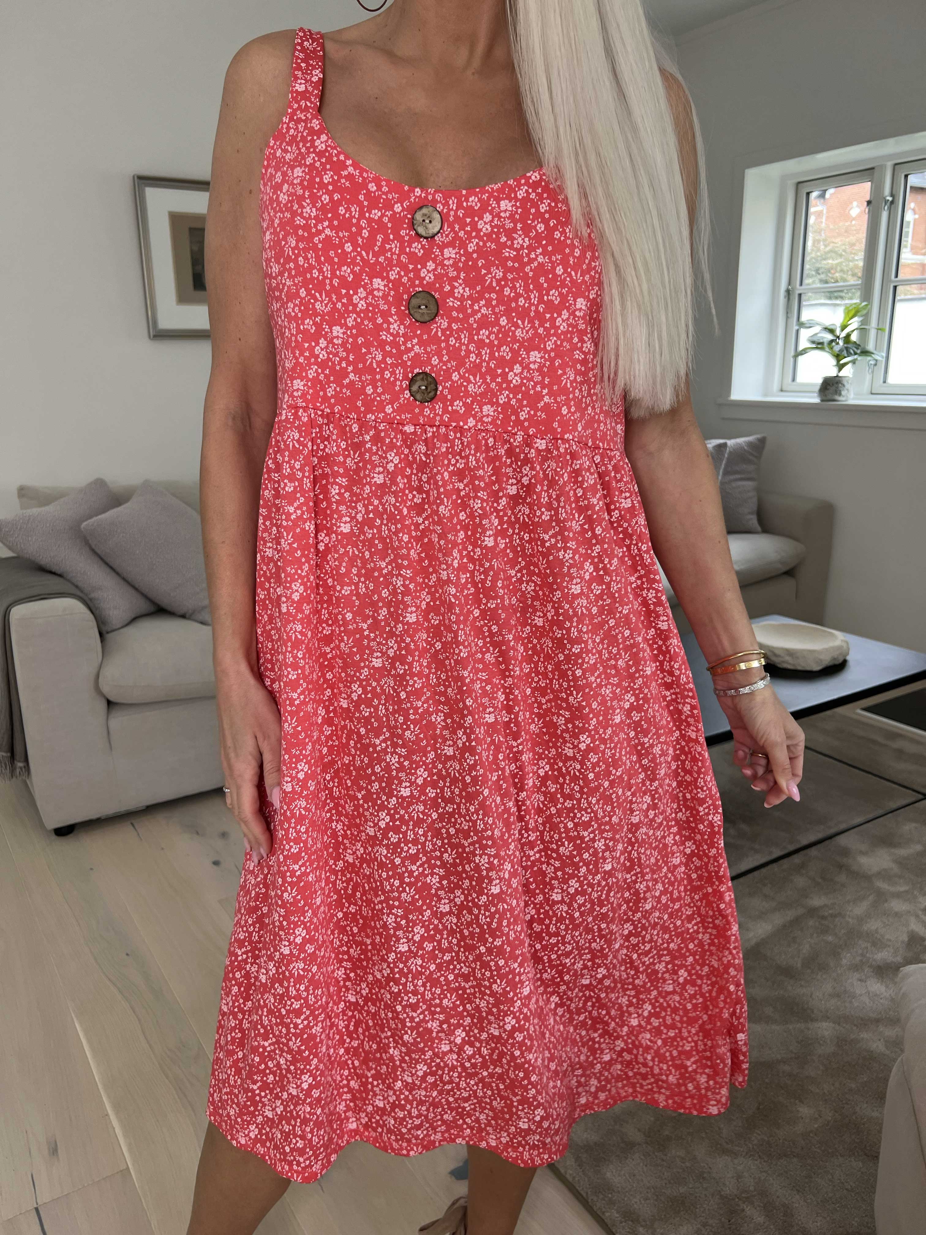 Alva - Blommig sommarklänning med dekorativa knappar