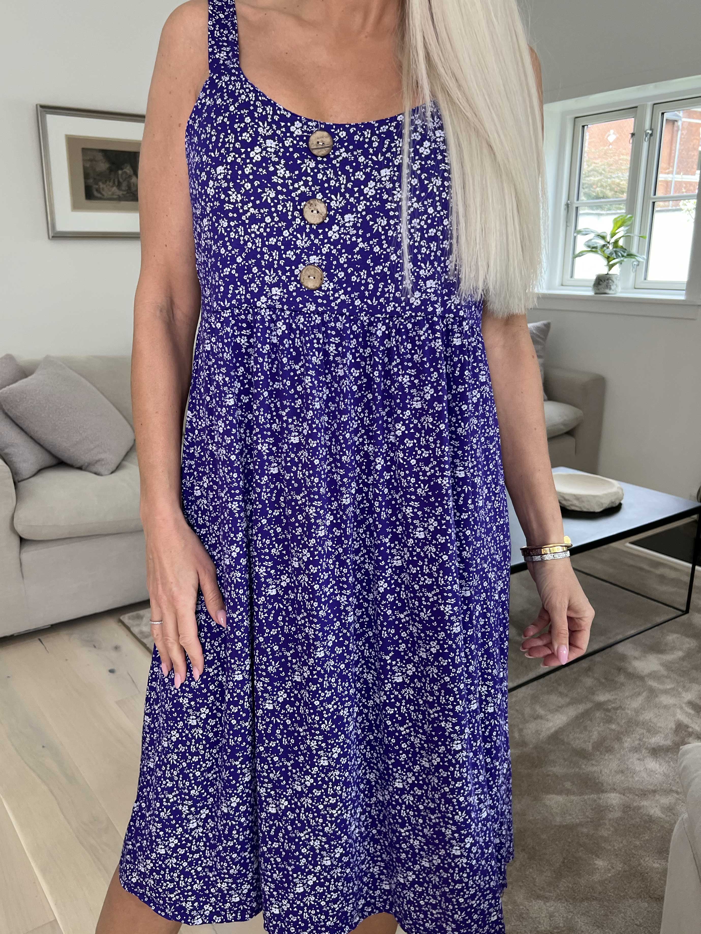 Alva - Blommig sommarklänning med dekorativa knappar