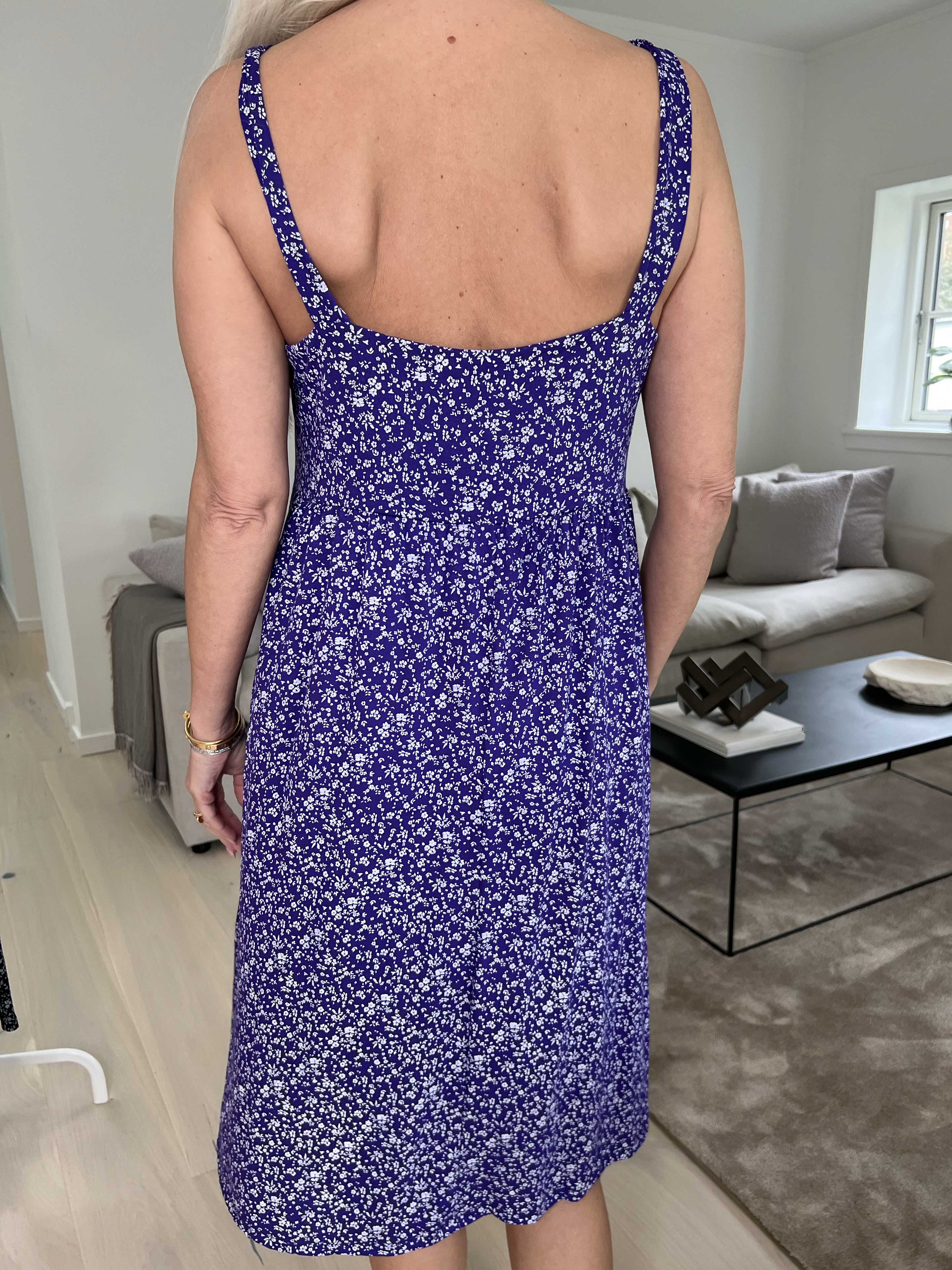 Alva - Blommig sommarklänning med dekorativa knappar