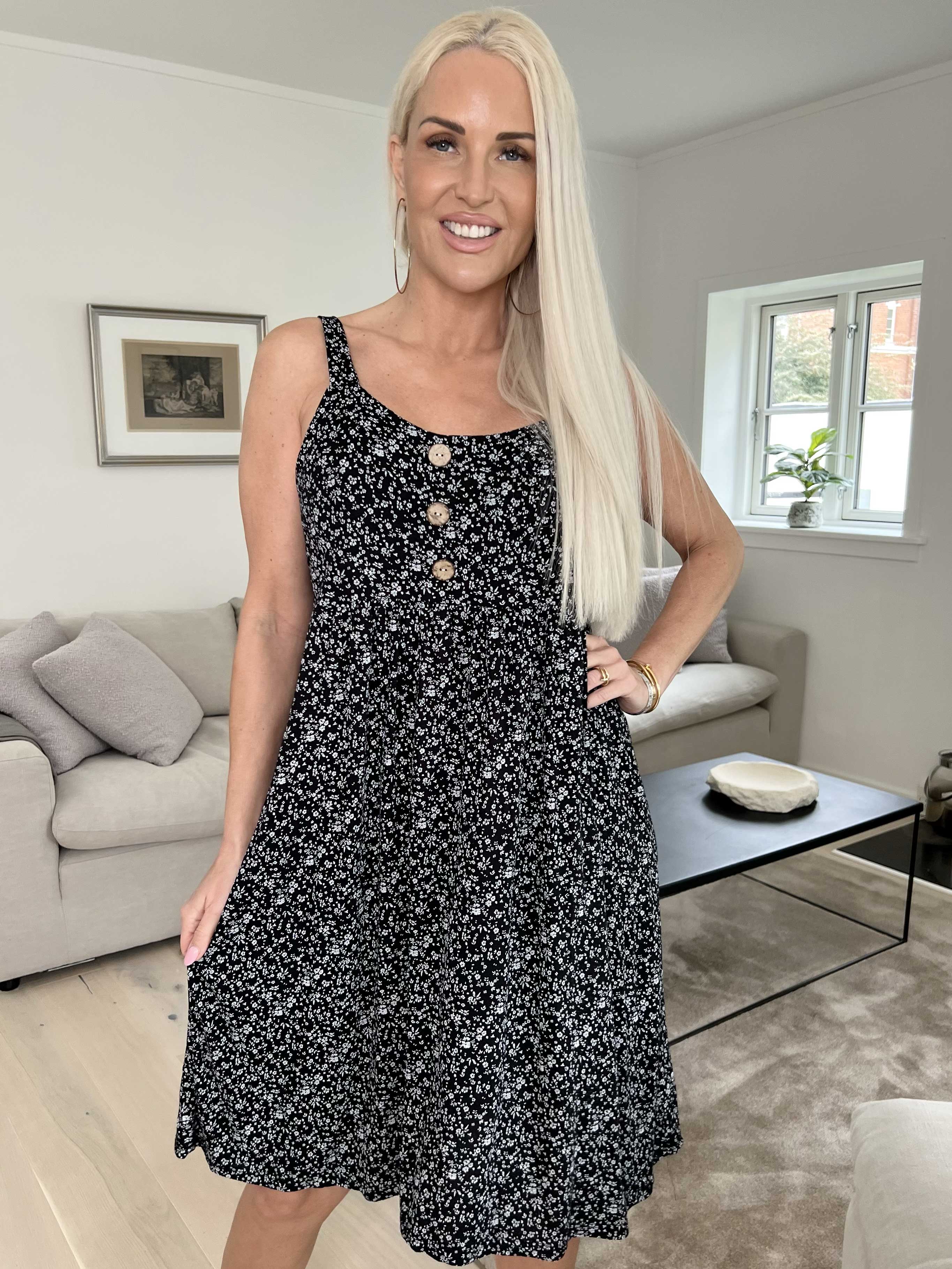 Alva - Blommig sommarklänning med dekorativa knappar