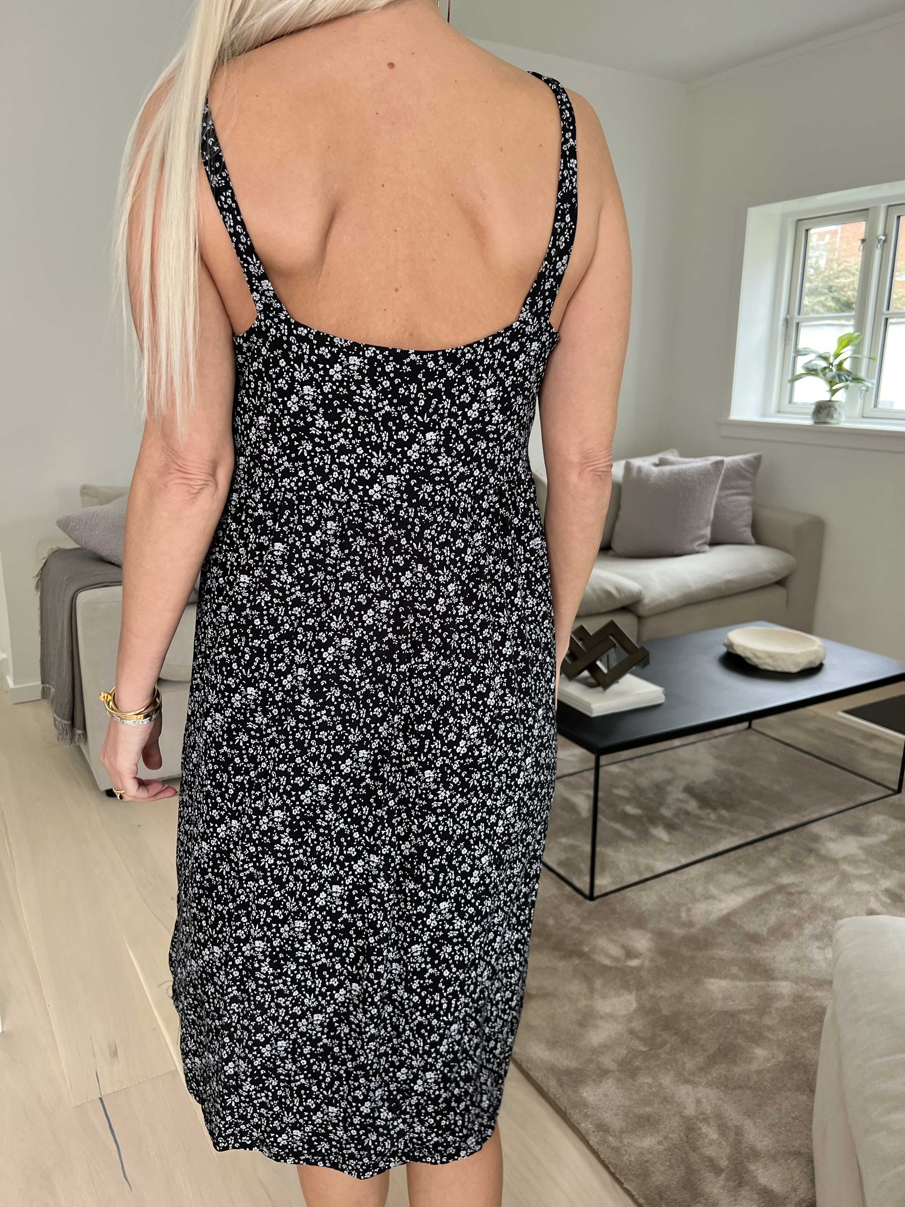 Alva - Blommig sommarklänning med dekorativa knappar