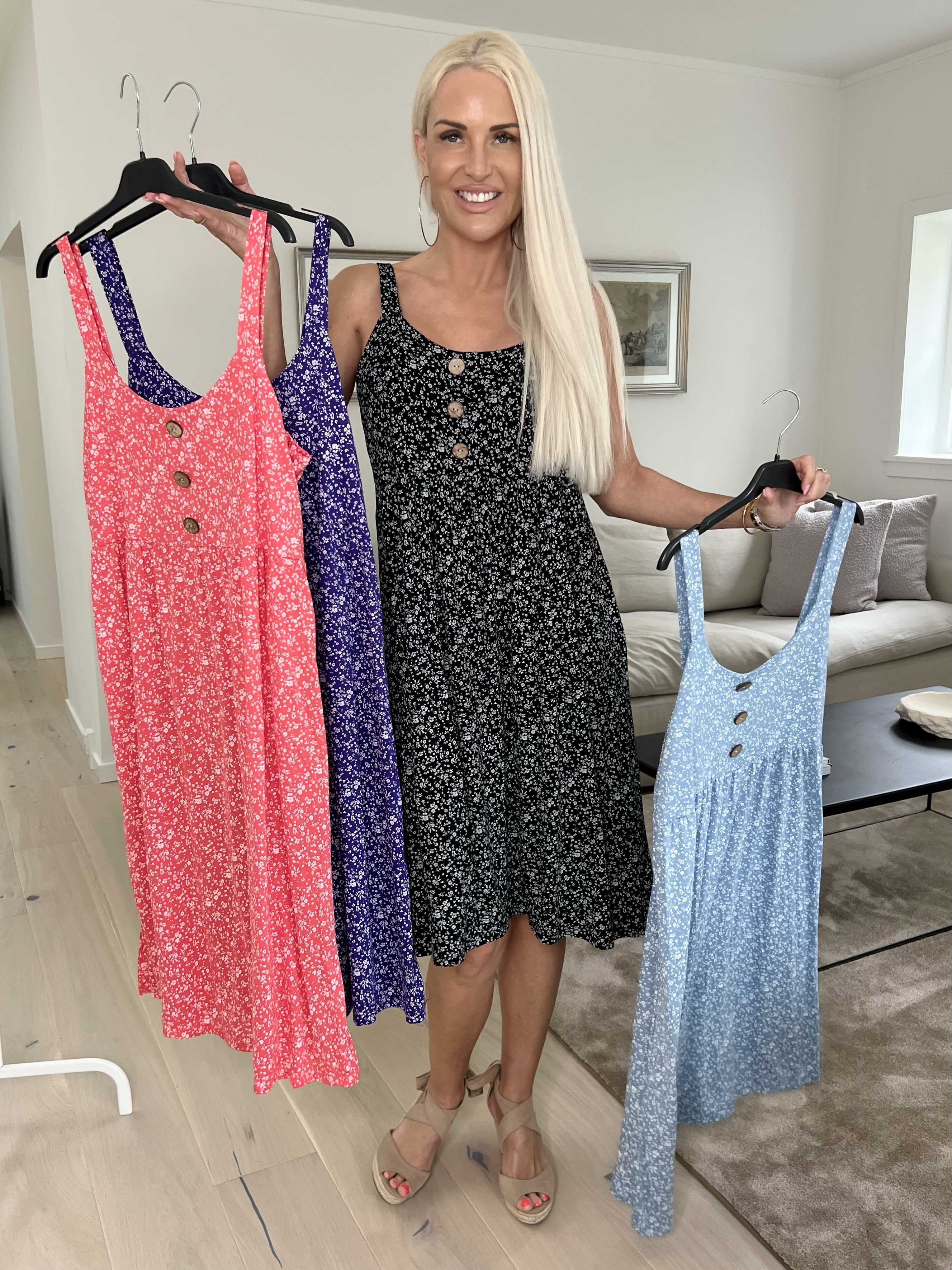 Alva - Blommig sommarklänning med dekorativa knappar