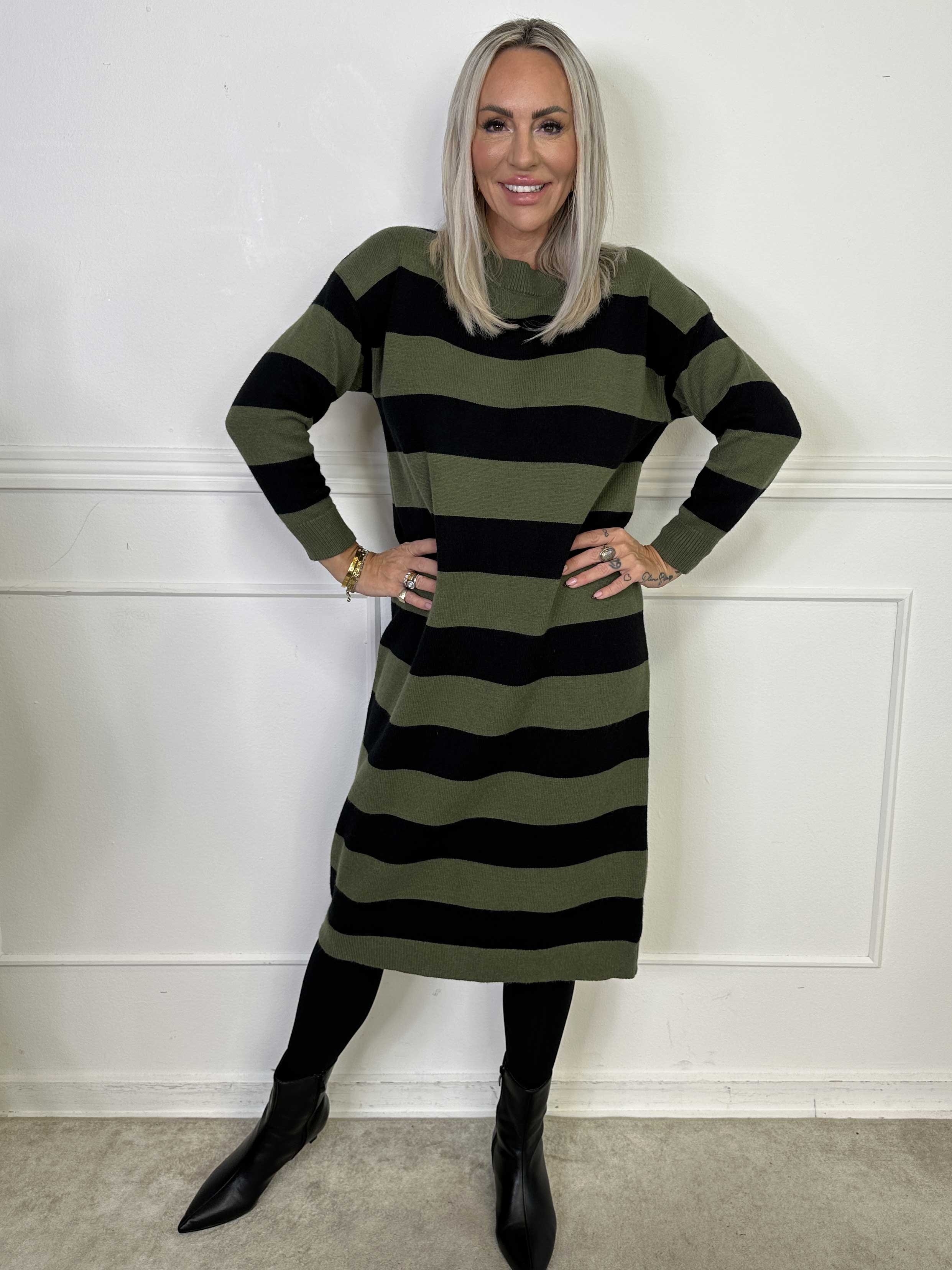 Alvilda - Lång mjuk stickad klänning med ränder