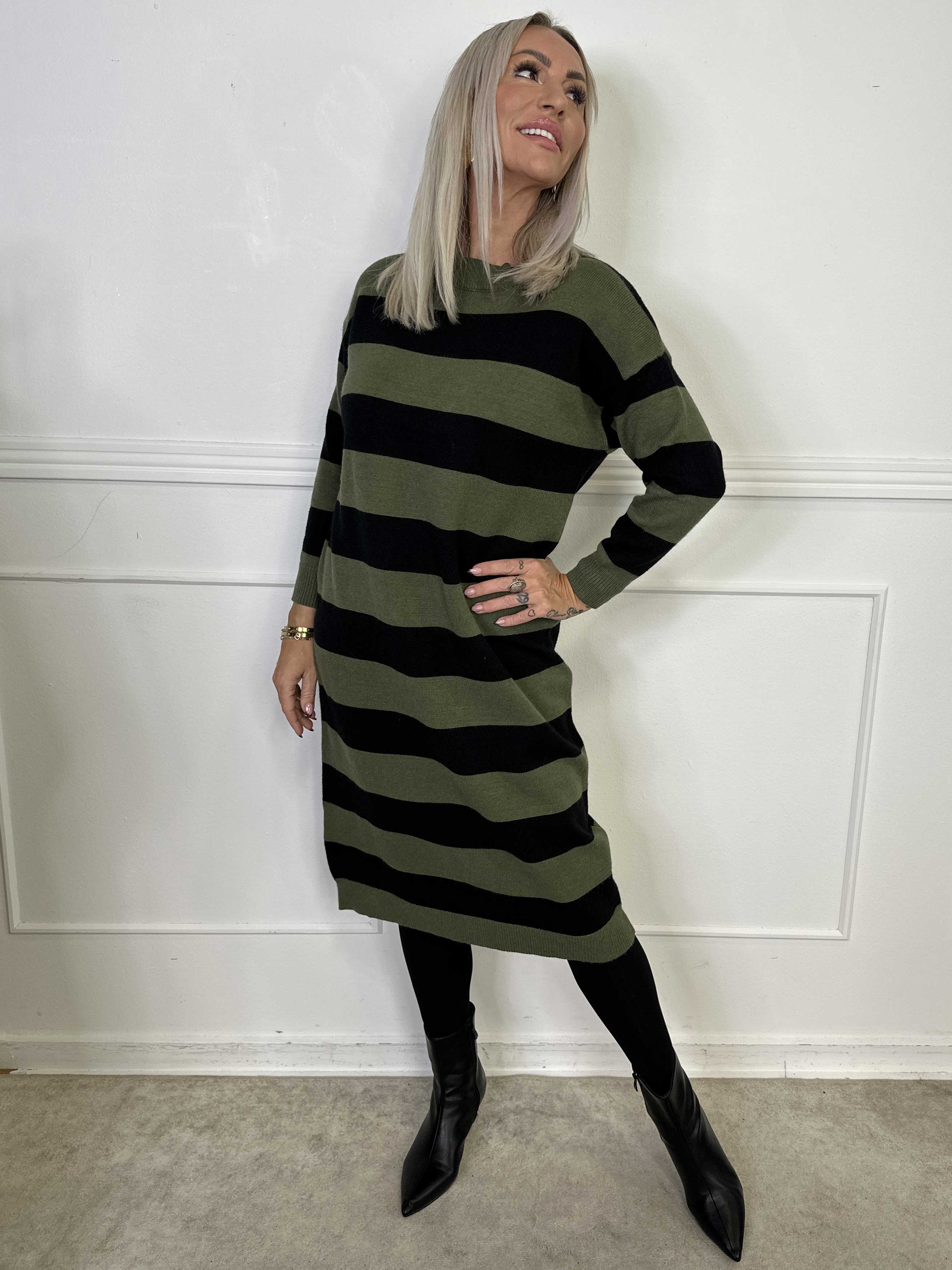 Alvilda - Lång mjuk stickad klänning med ränder