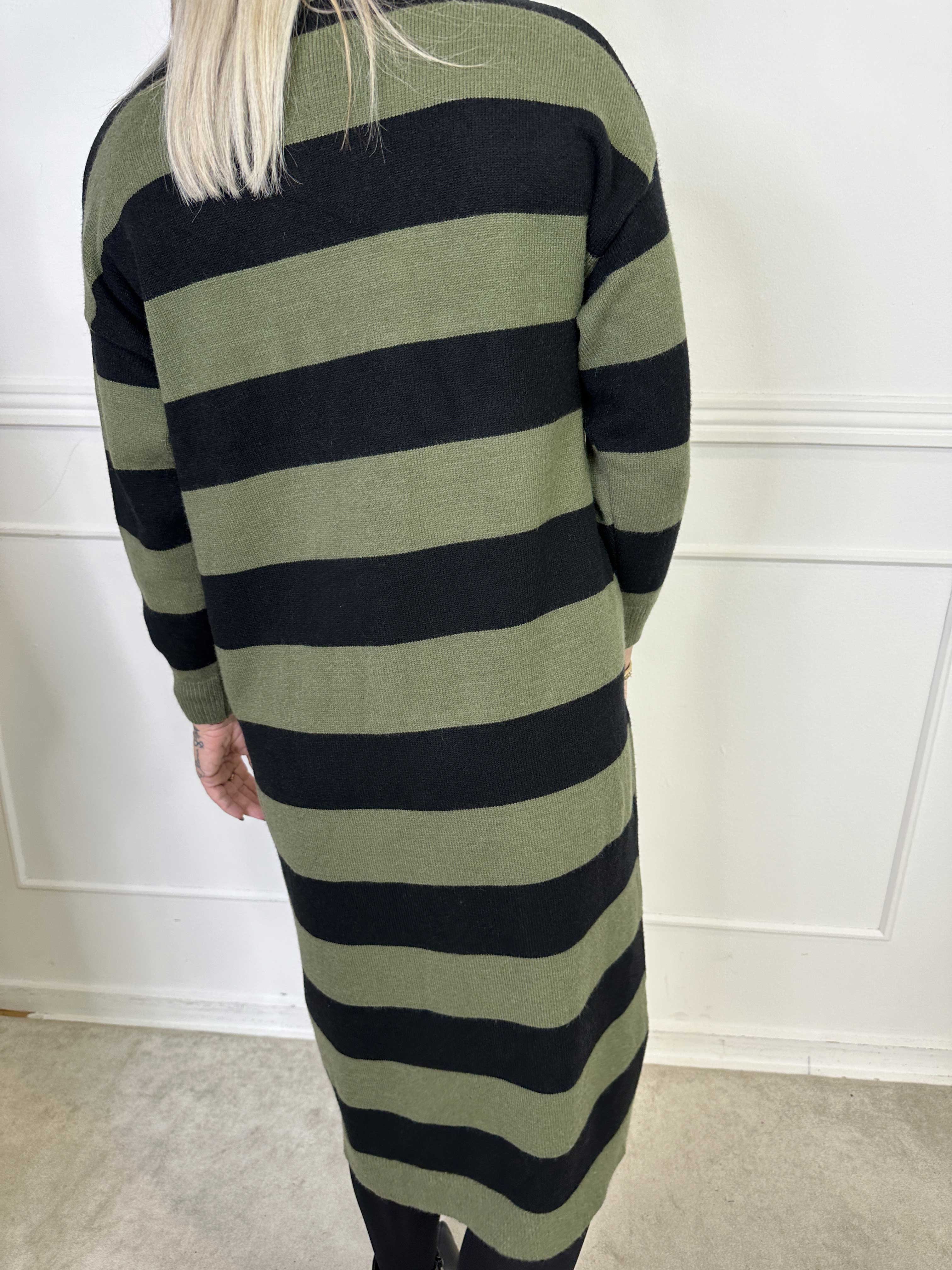 Alvilda - Lång mjuk stickad klänning med ränder