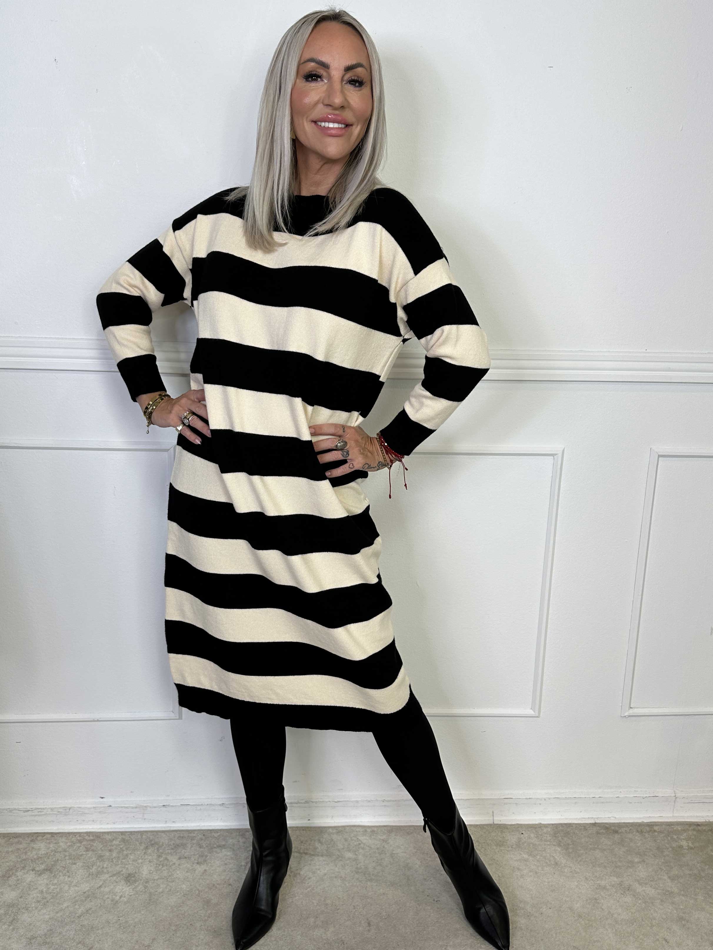 Alvilda - Lång mjuk stickad klänning med ränder