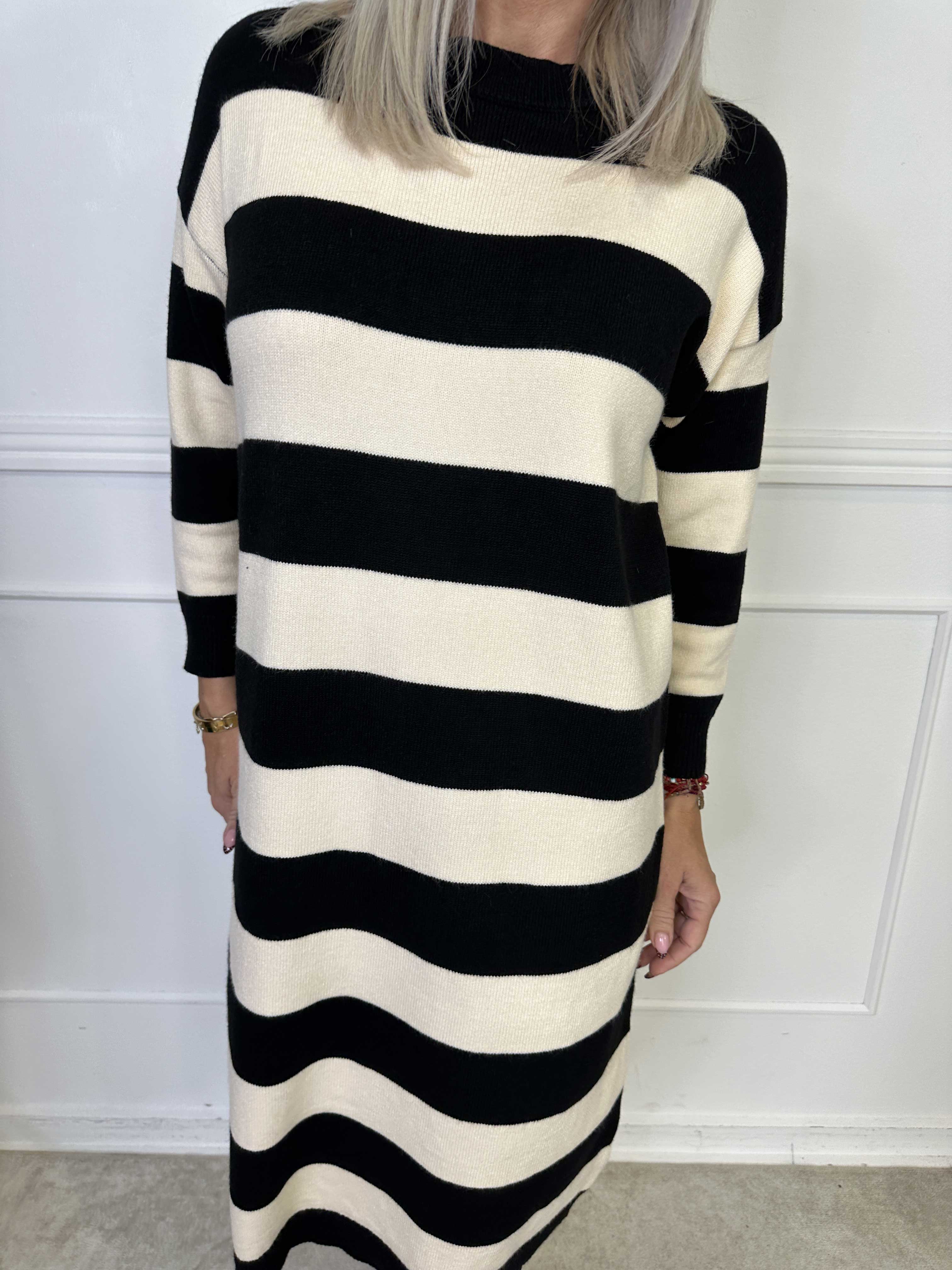 Alvilda - Lång mjuk stickad klänning med ränder