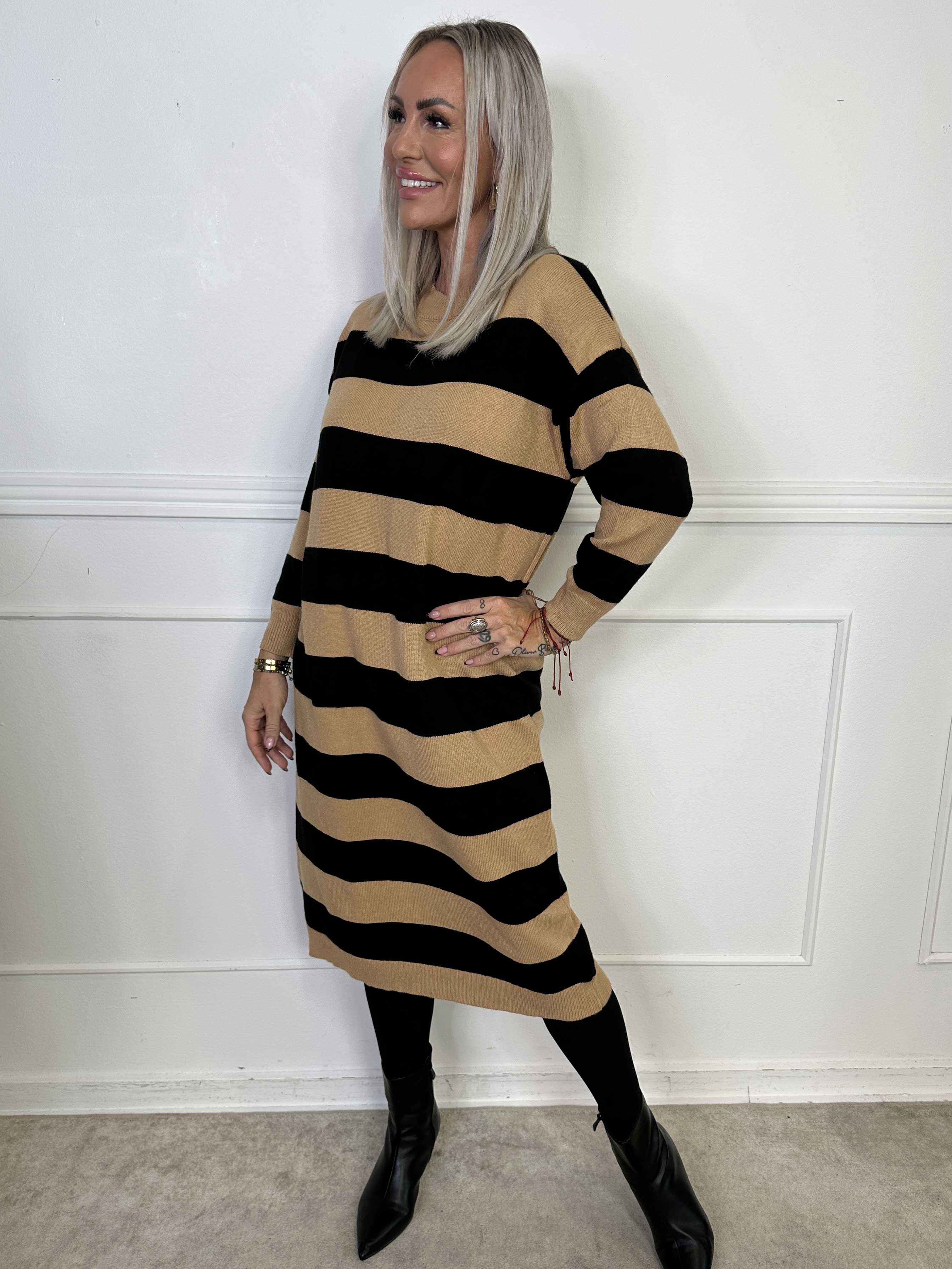 Alvilda - Lång mjuk stickad klänning med ränder