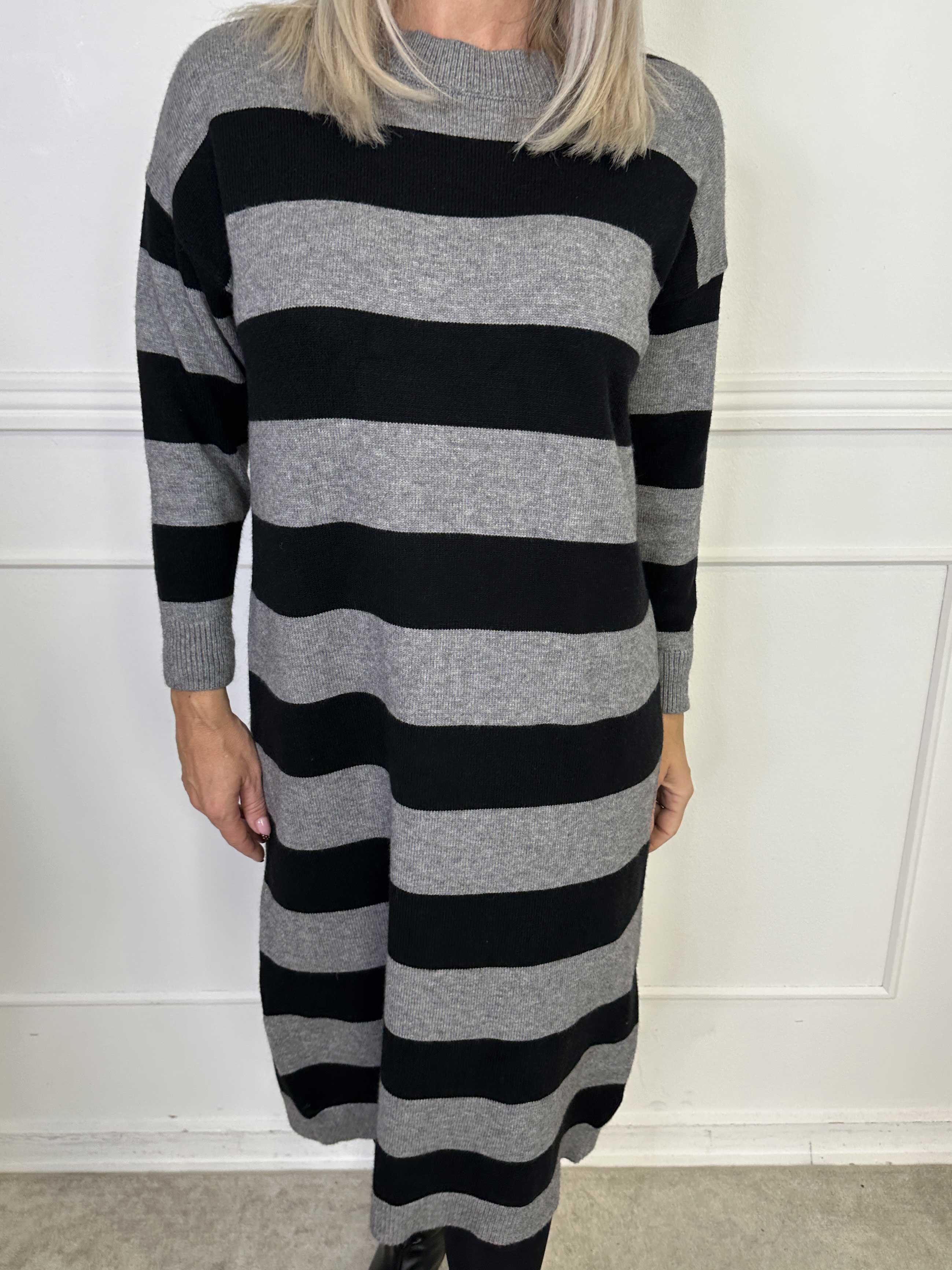 Alvilda - Lång mjuk stickad klänning med ränder