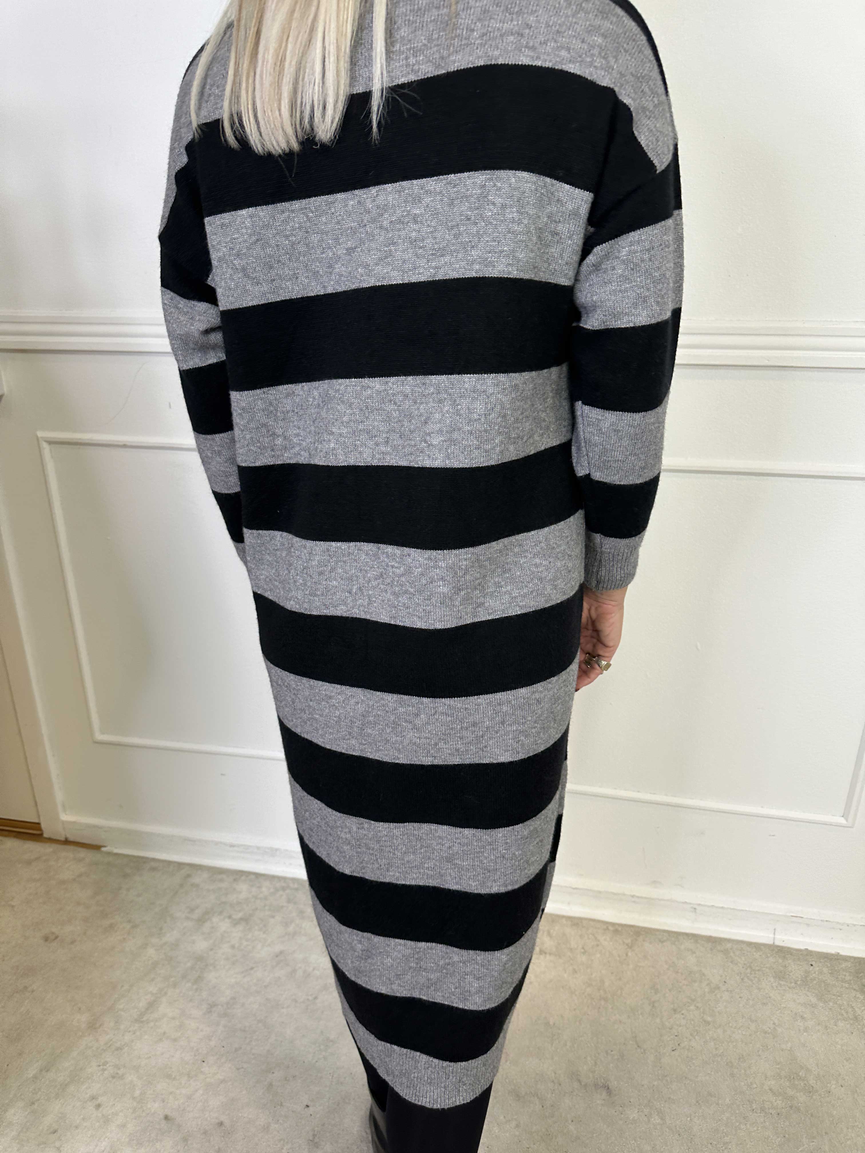 Alvilda - Lång mjuk stickad klänning med ränder