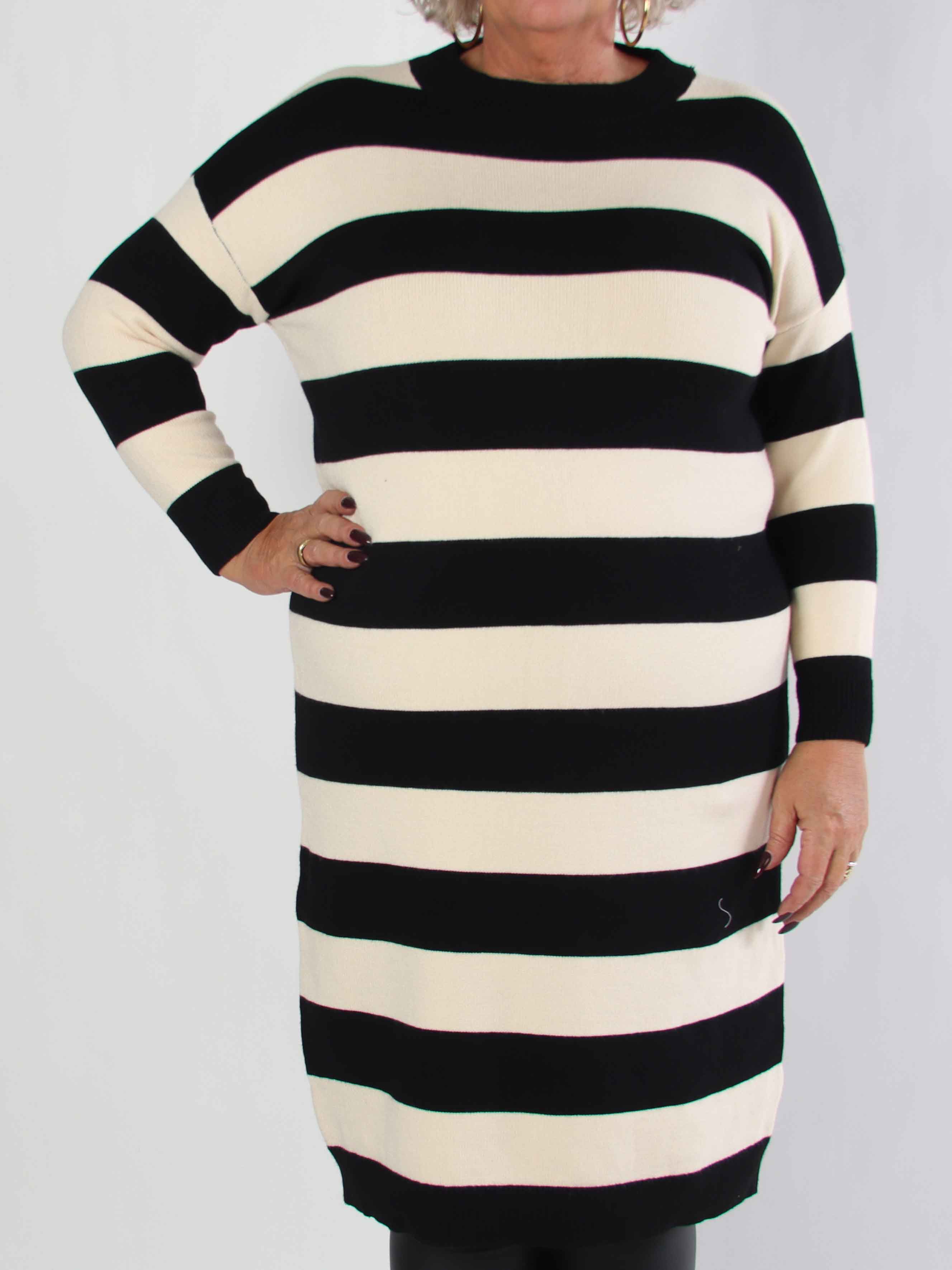 Alvilda - Lång mjuk stickad klänning med ränder