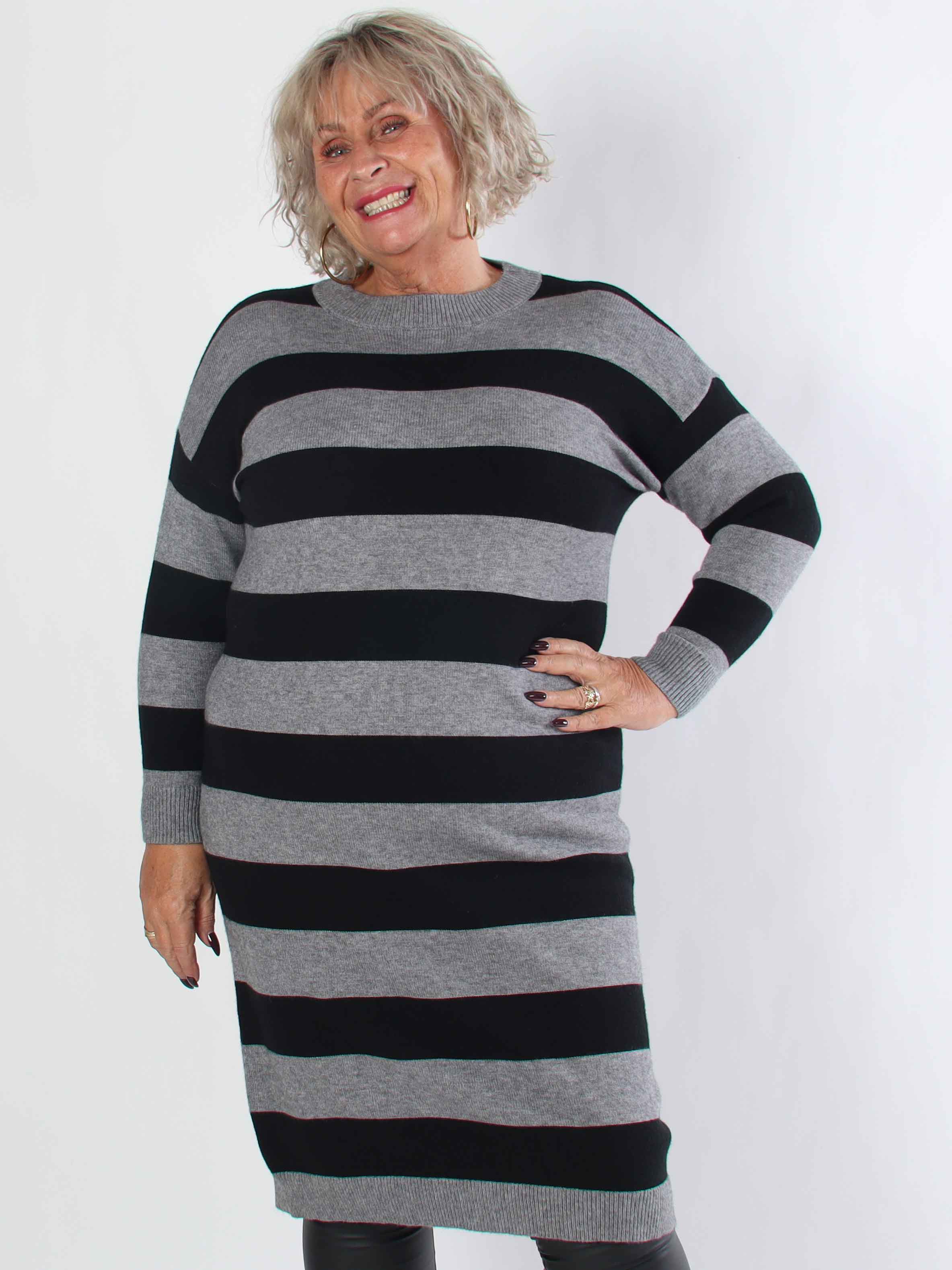 Alvilda - Lång mjuk stickad klänning med ränder