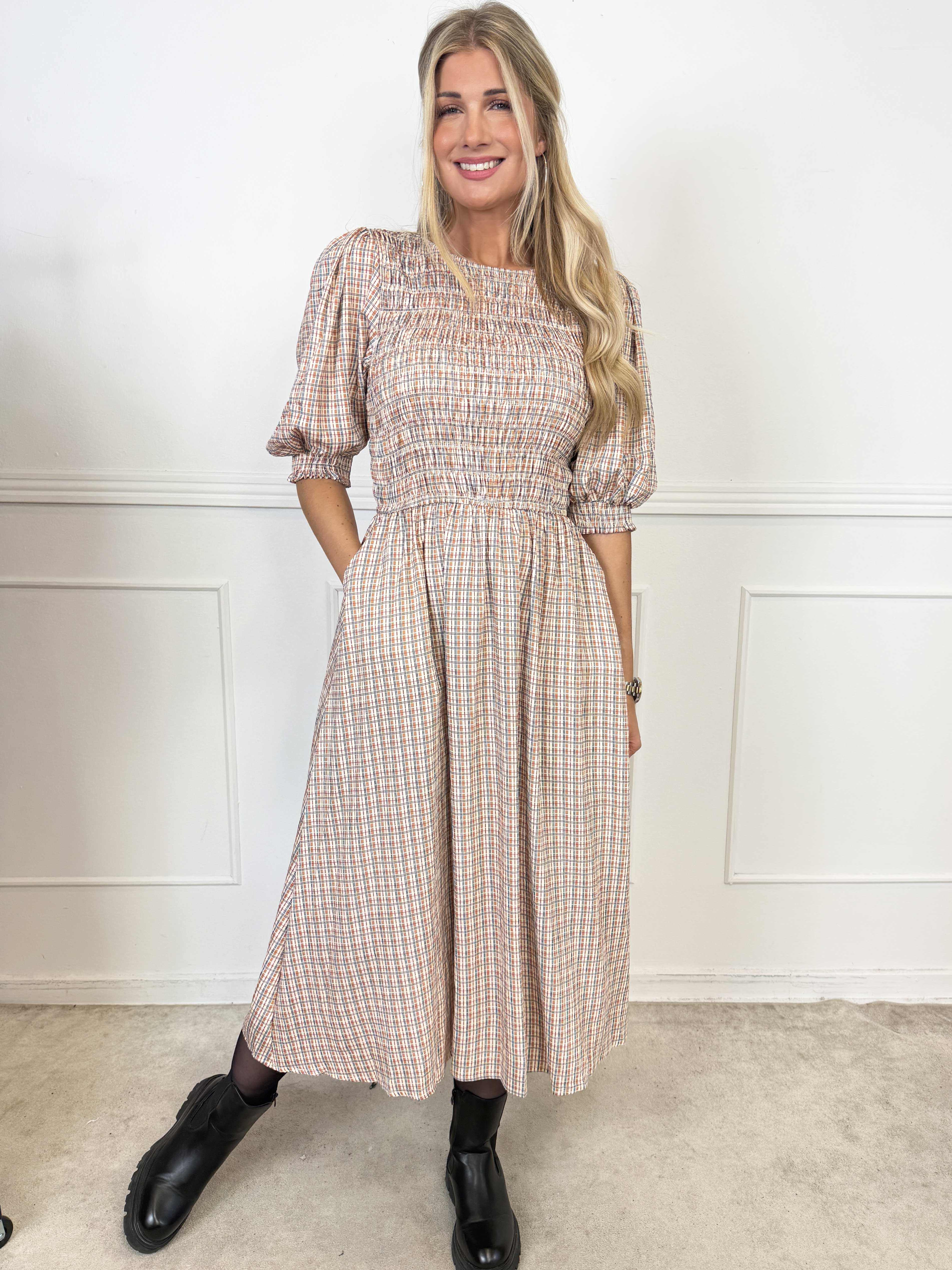 Amalie Check - Feminin rutig klänning i viskos med smock över bysten och söta puffärmar