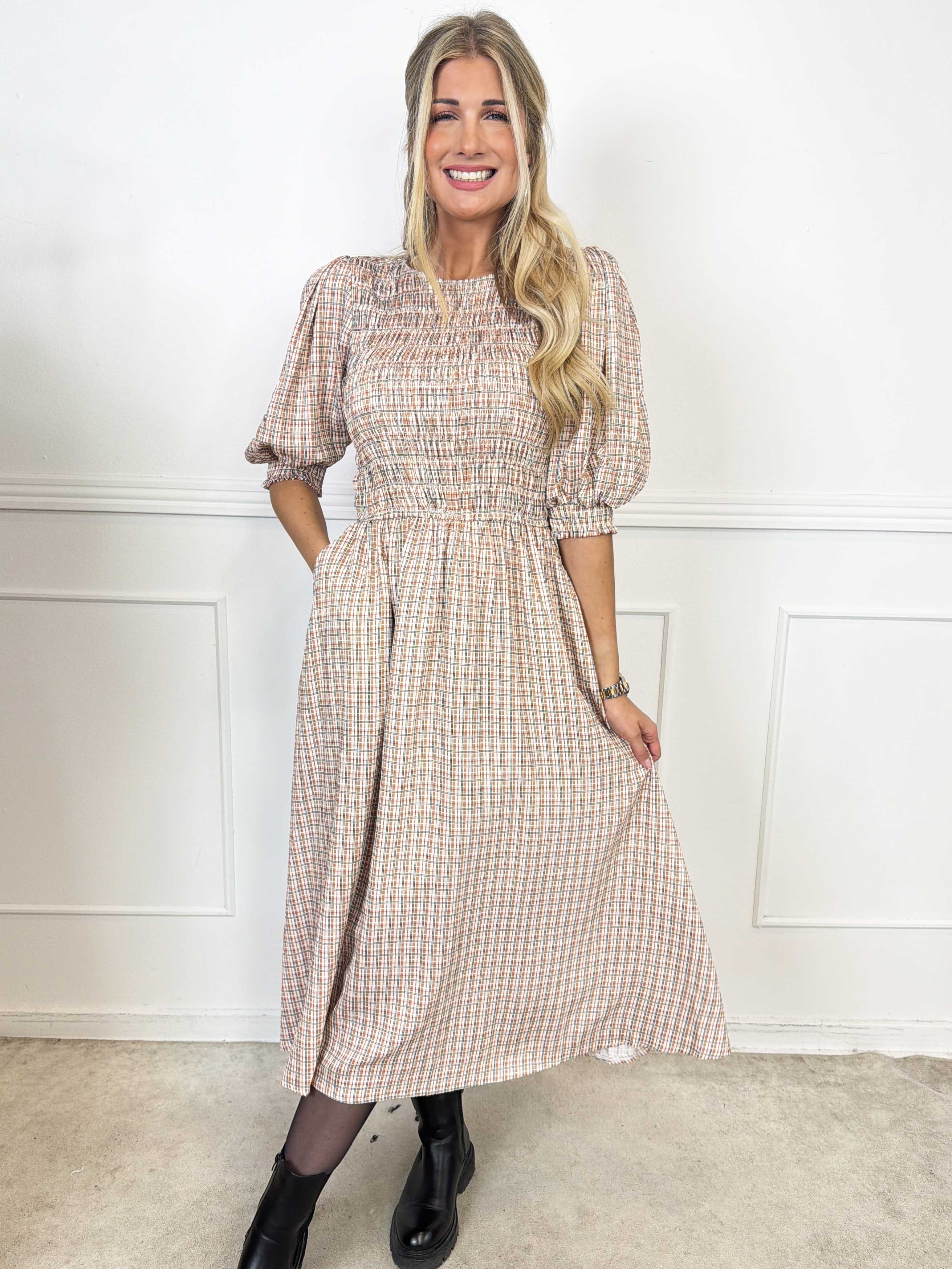Amalie Check - Feminin rutig klänning i viskos med smock över bysten och söta puffärmar
