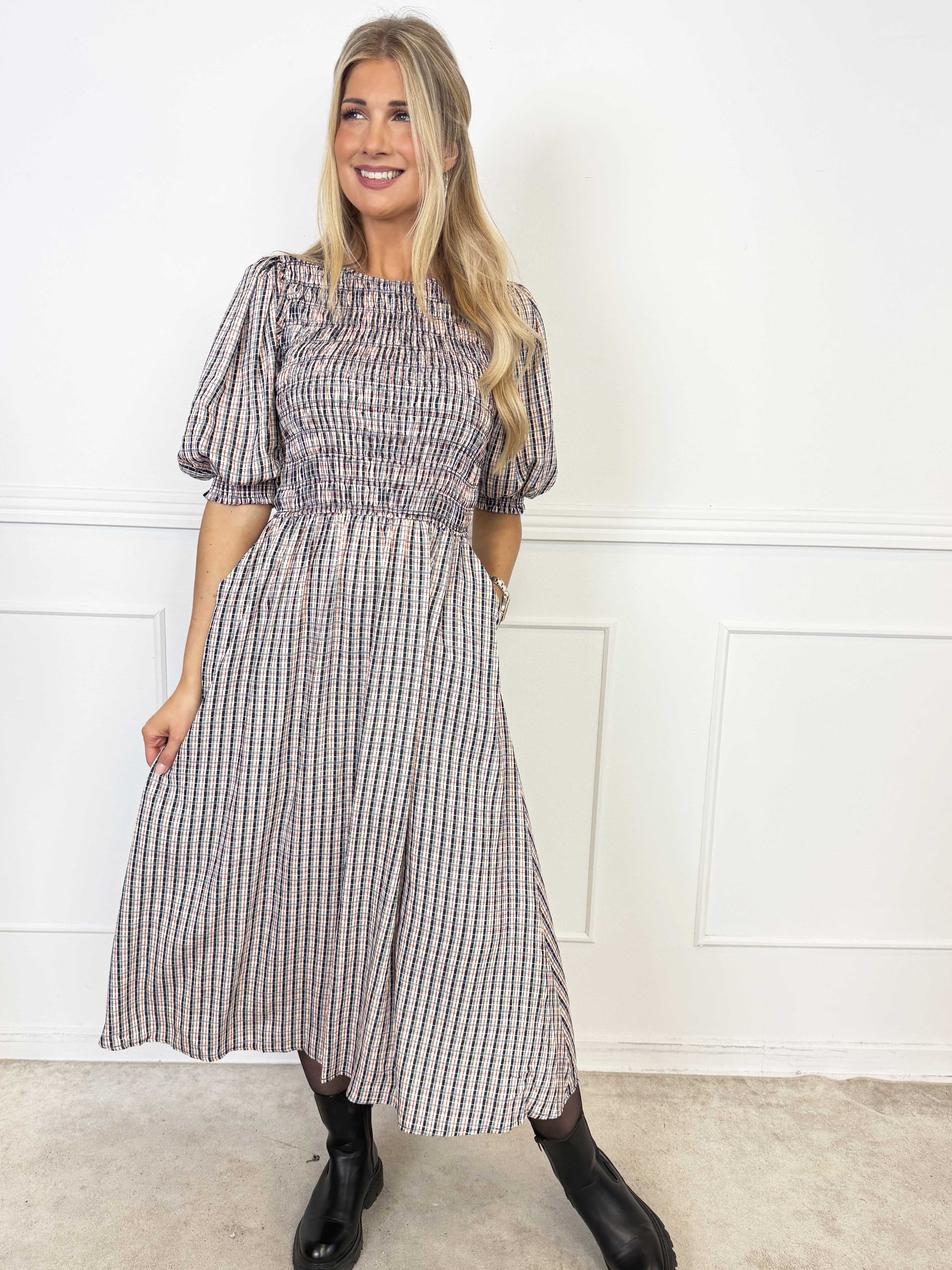Amalie Check - Feminin rutig klänning i viskos med smock över bysten och söta puffärmar