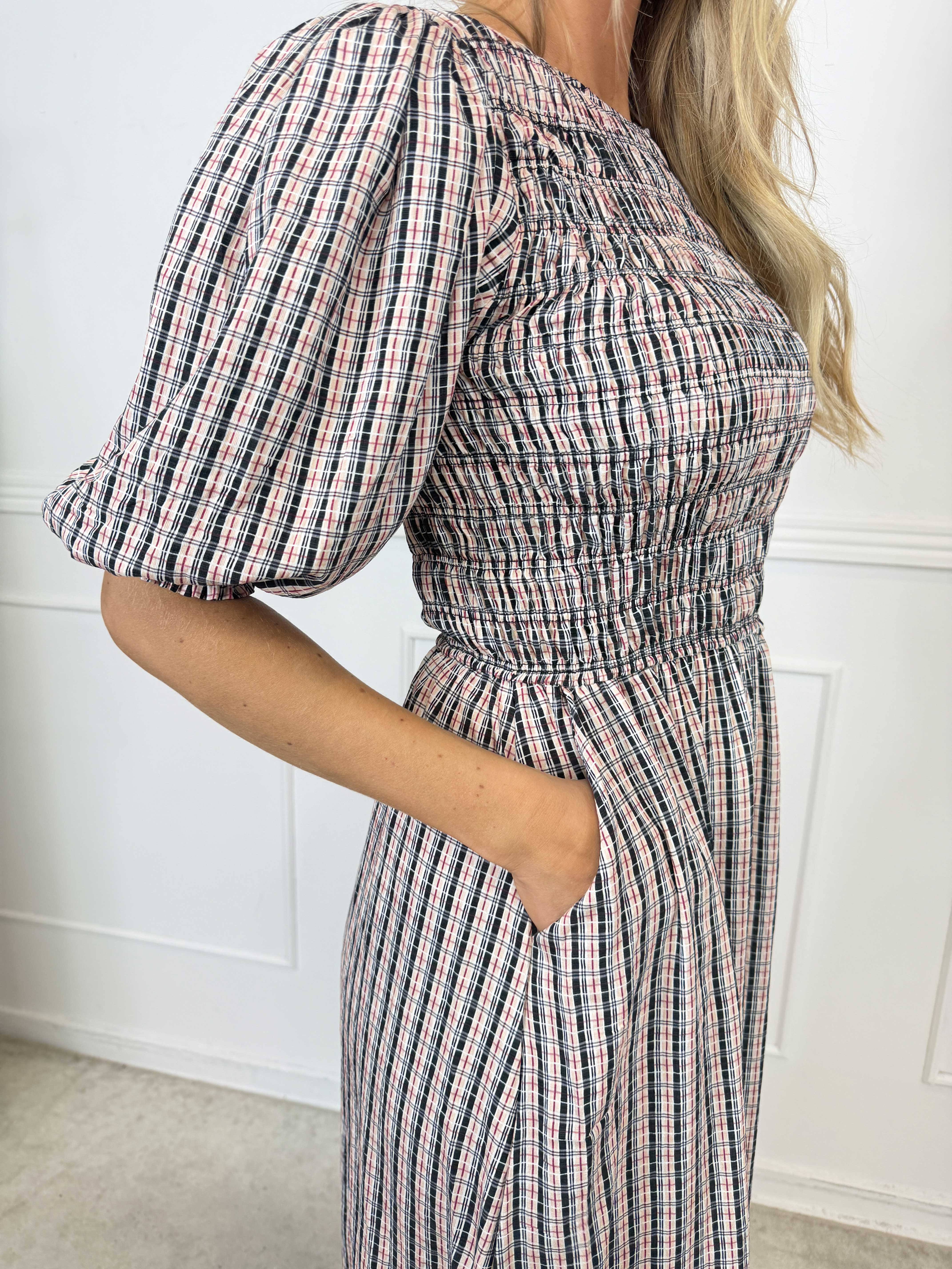Amalie Check - Feminin rutig klänning i viskos med smock över bysten och söta puffärmar