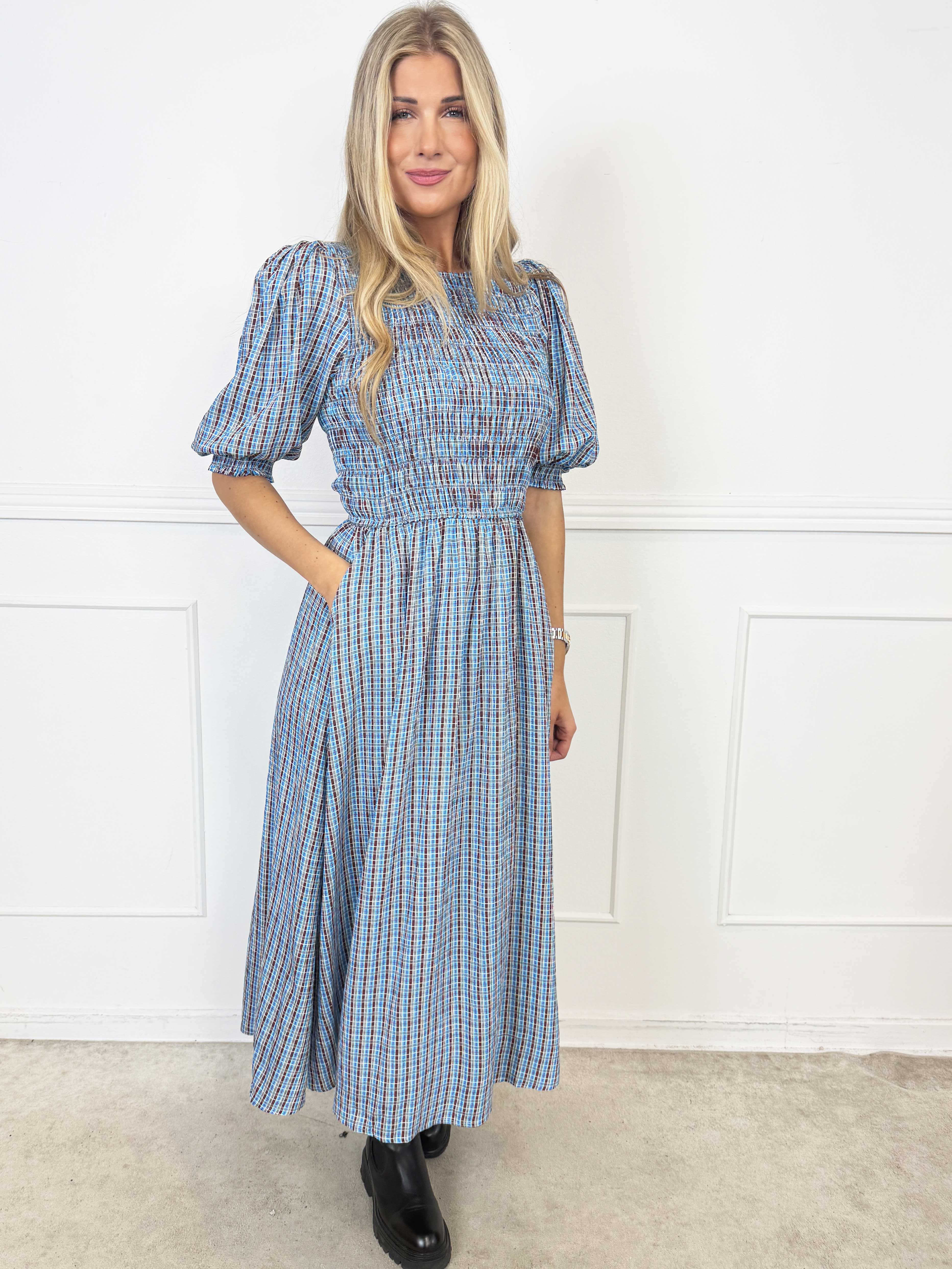 Amalie Check - Feminin rutig klänning i viskos med smock över bysten och söta puffärmar