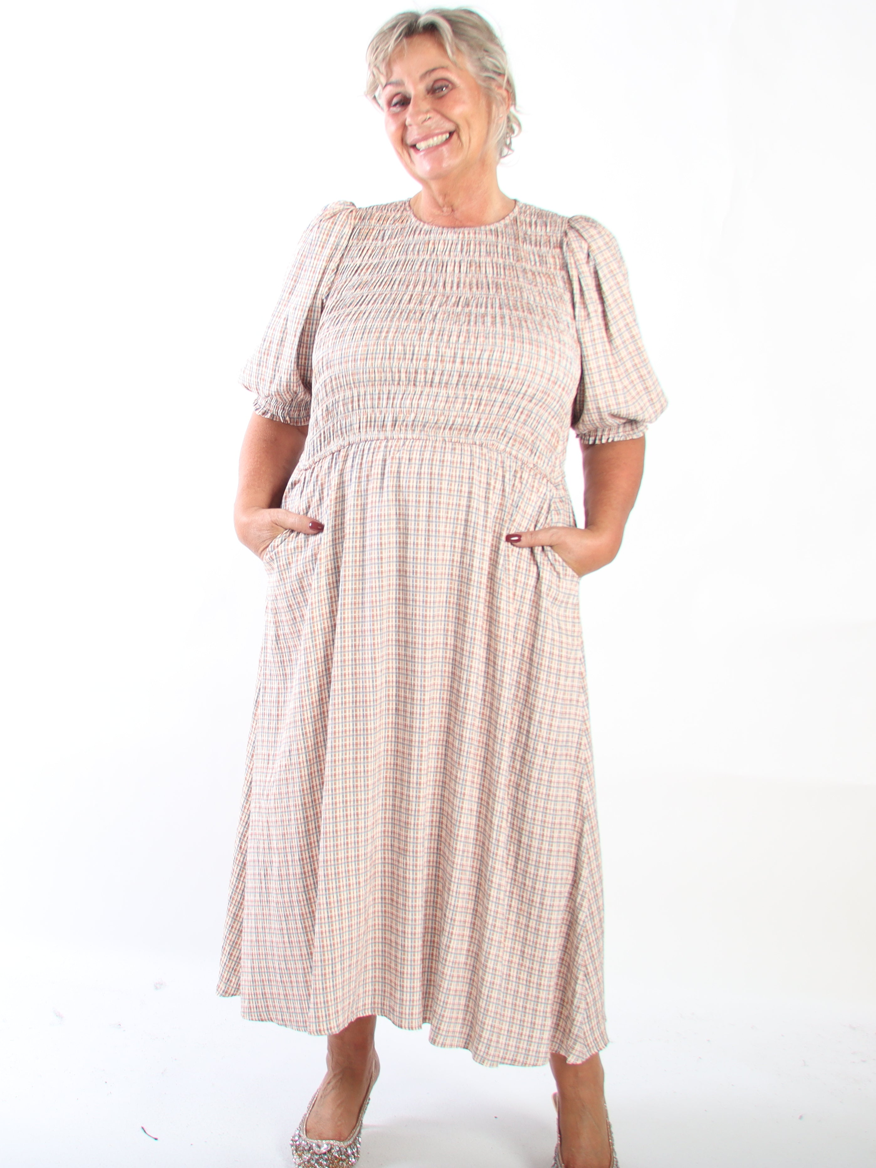 Amalie Check - Fin rutig klänning i plus size i viskos med smock över bysten och söta puffärmar