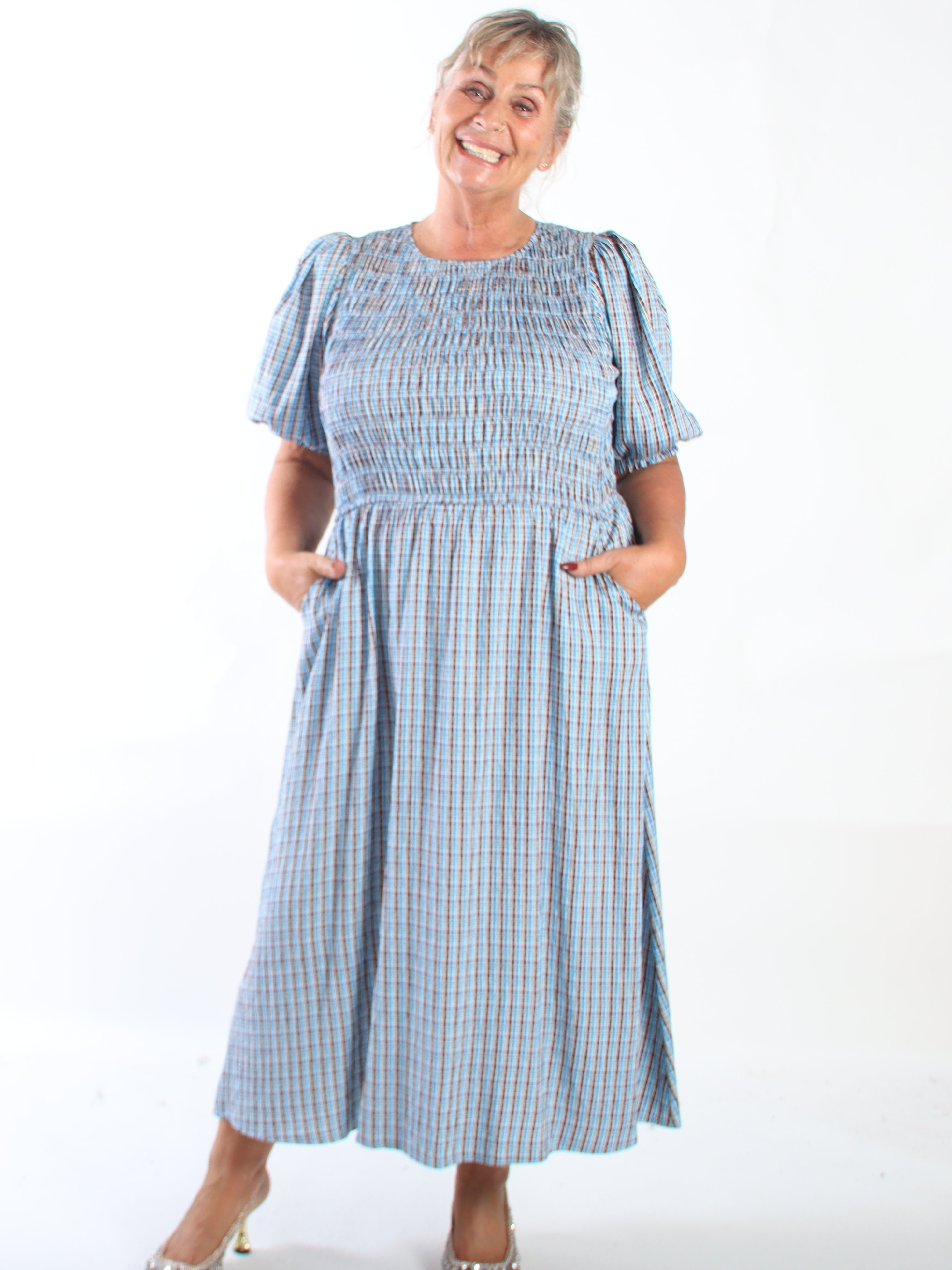 Amalie Check - Fin rutig klänning i plus size i viskos med smock över bysten och söta puffärmar