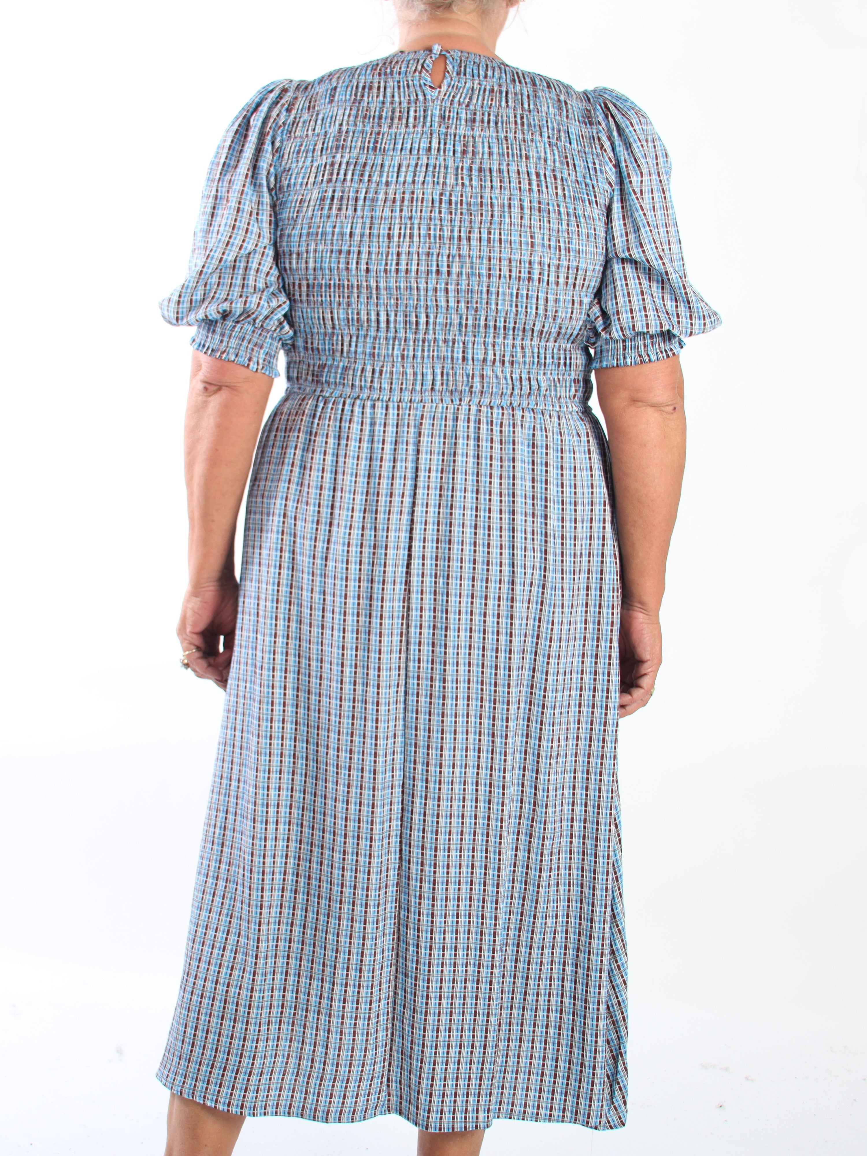 Amalie Check - Fin rutig klänning i plus size i viskos med smock över bysten och söta puffärmar