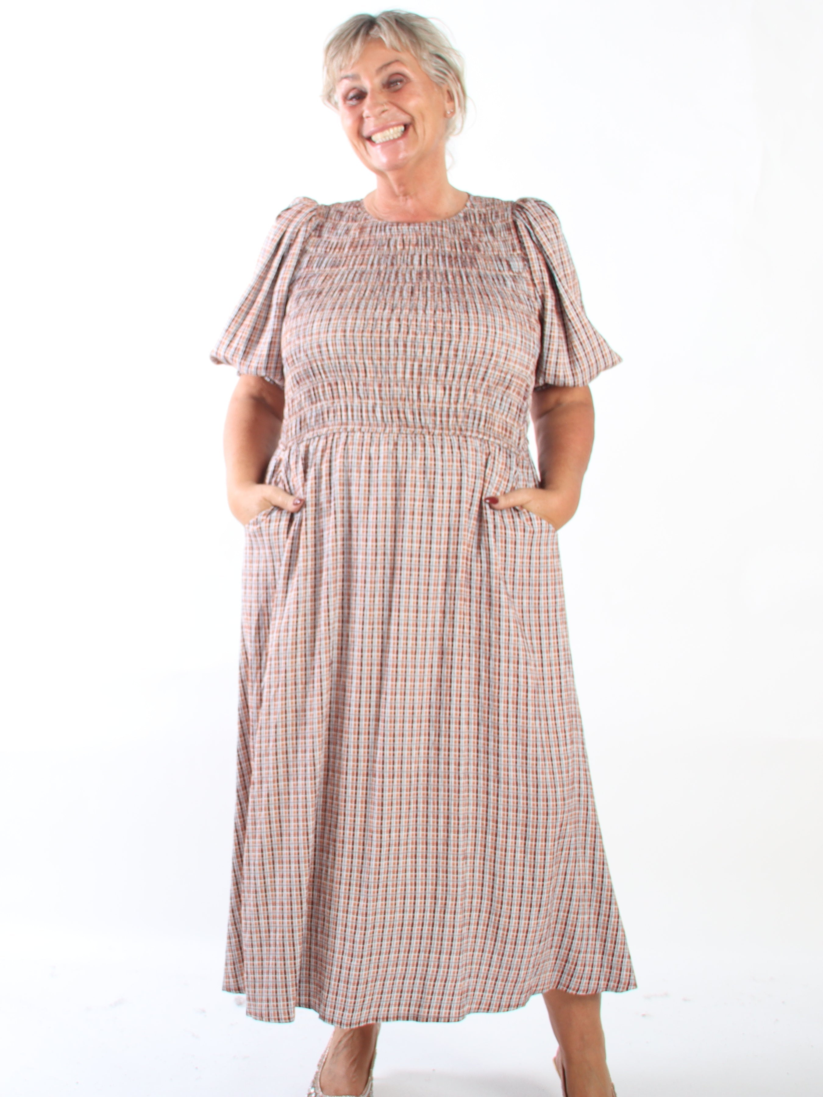 Amalie Check - Fin rutig klänning i plus size i viskos med smock över bysten och söta puffärmar