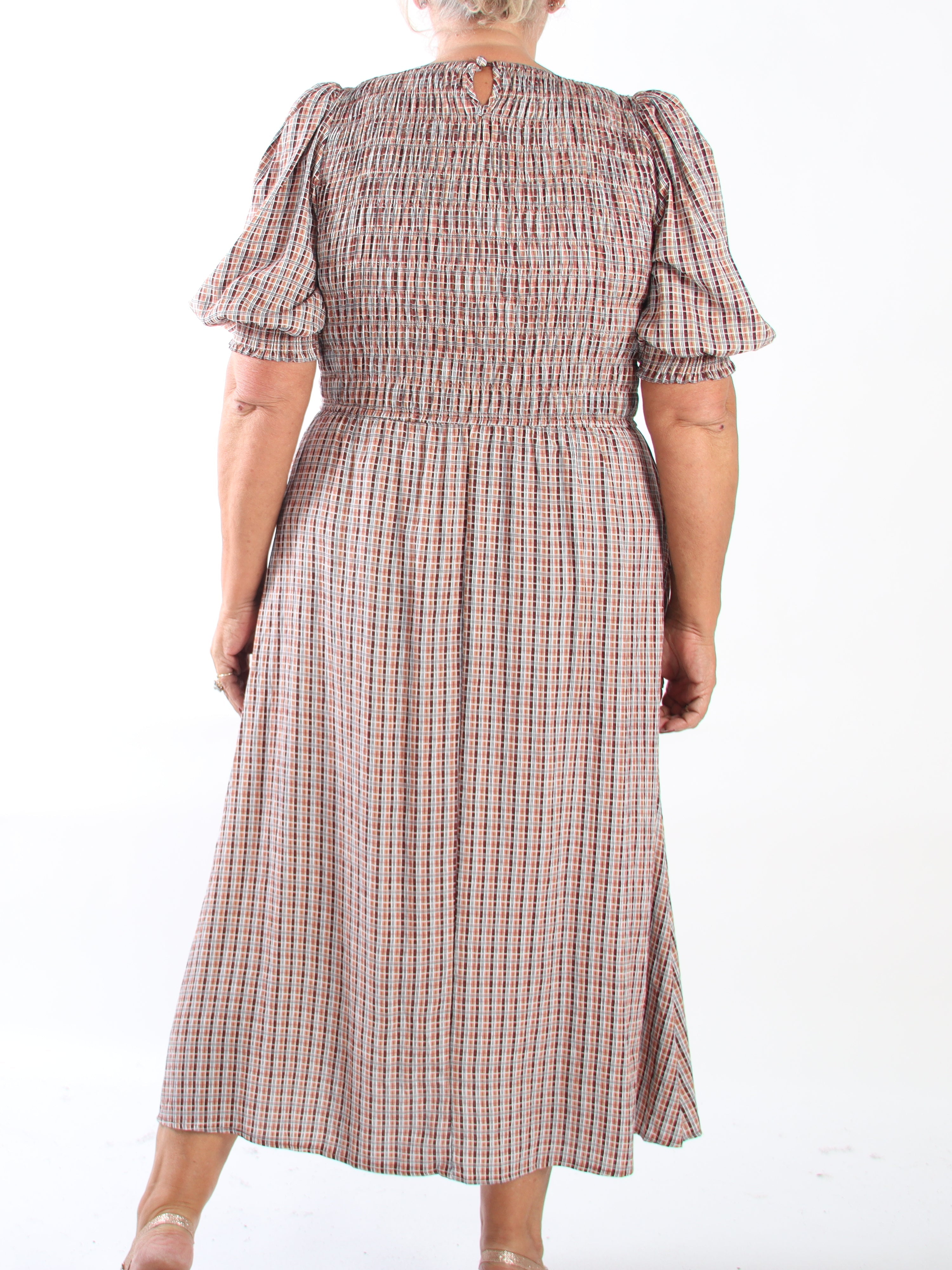 Amalie Check - Fin rutig klänning i plus size i viskos med smock över bysten och söta puffärmar