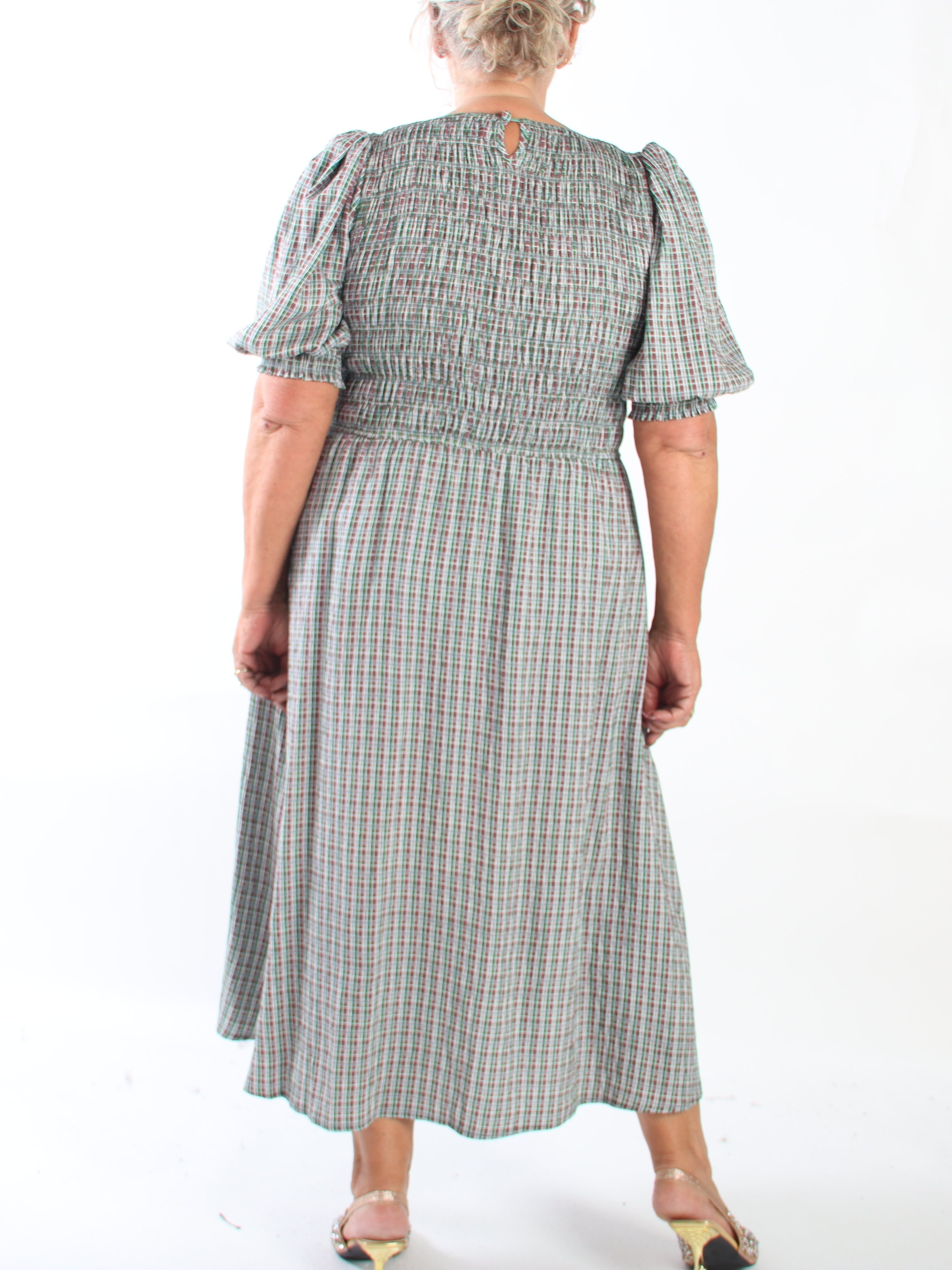 Amalie Check - Fin rutig klänning i plus size i viskos med smock över bysten och söta puffärmar