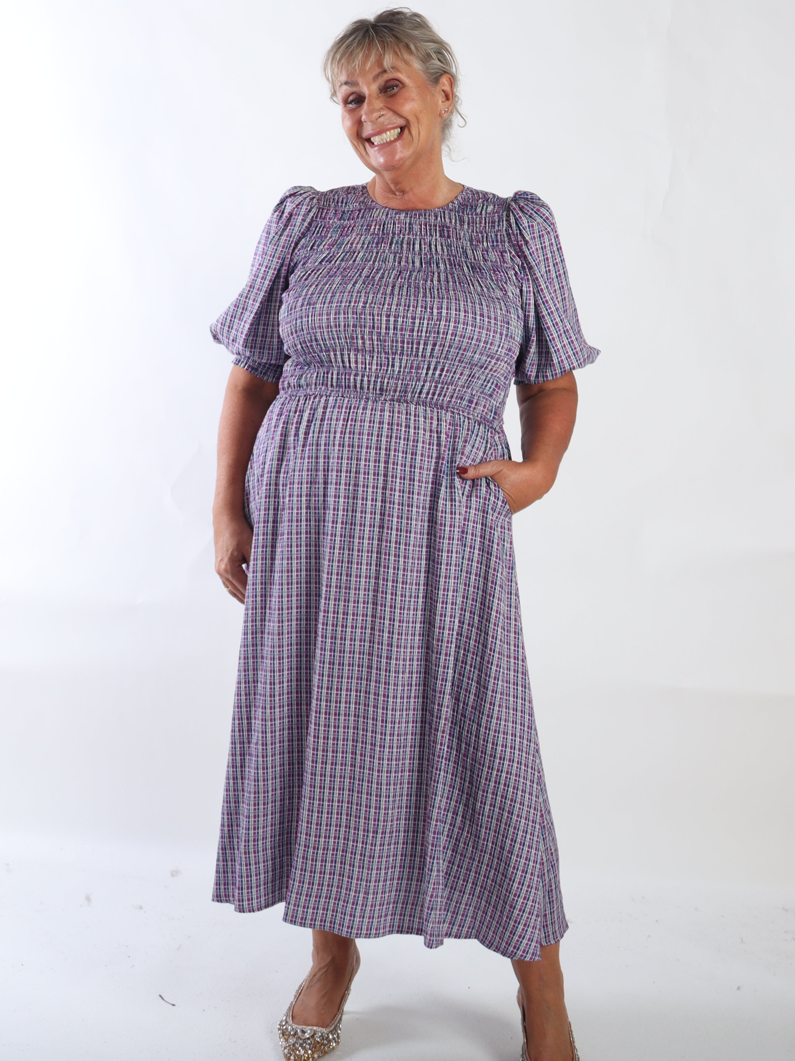 Amalie Check - Fin rutig klänning i plus size i viskos med smock över bysten och söta puffärmar