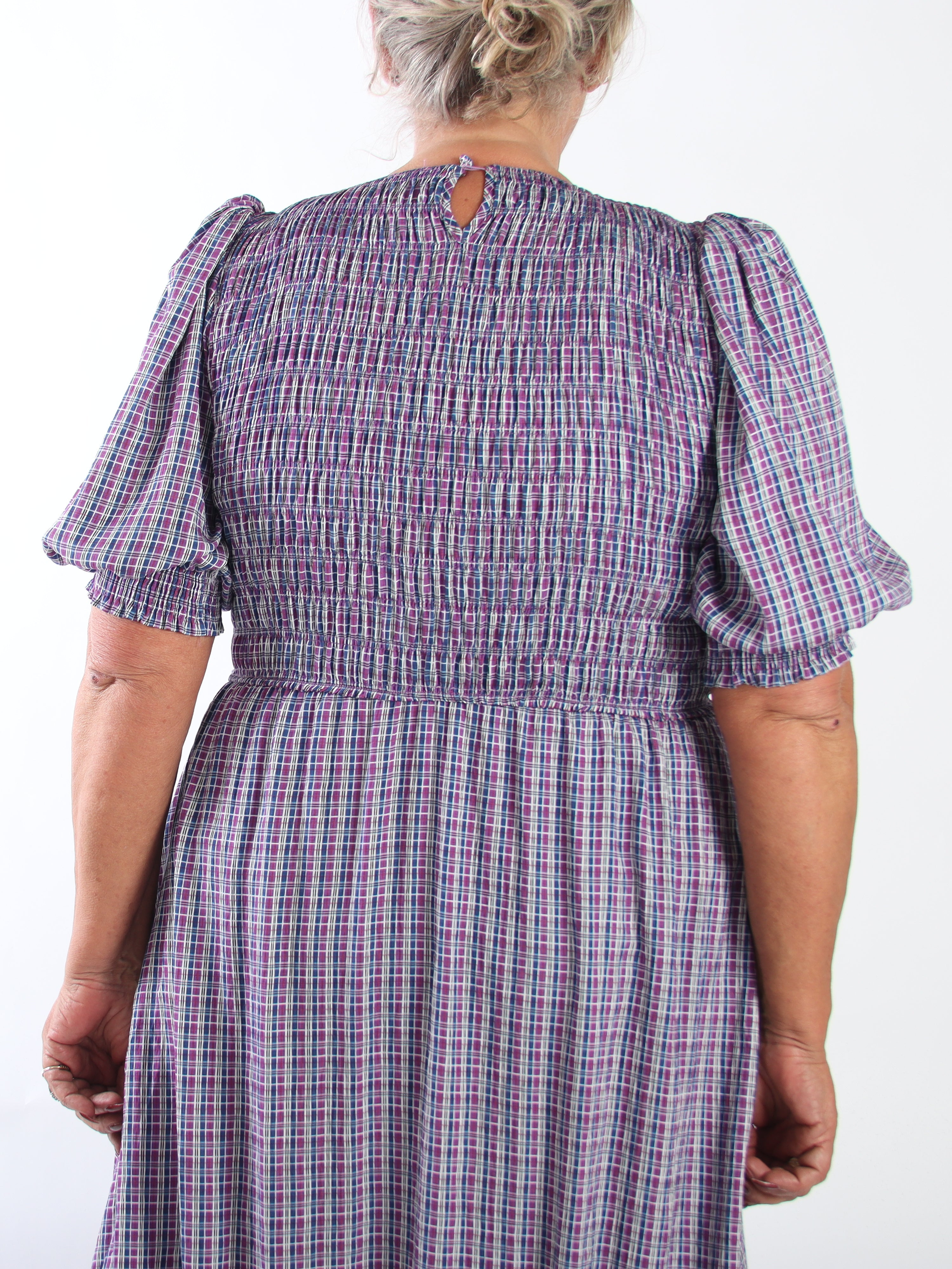 Amalie Check - Fin rutig klänning i plus size i viskos med smock över bysten och söta puffärmar