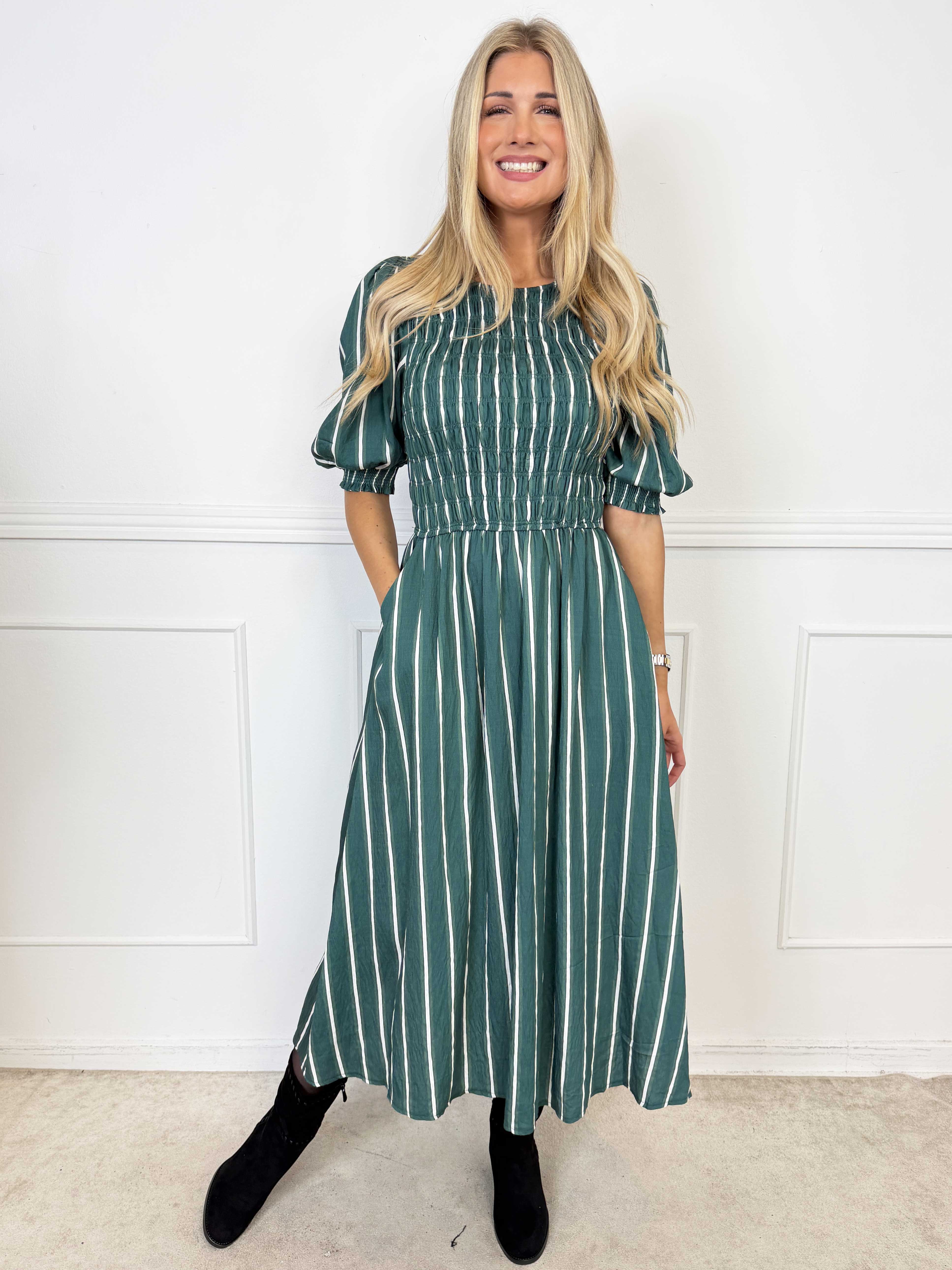 Amalie - Feminin randig klänning i viskos med smock över bysten och söta puffärmar
