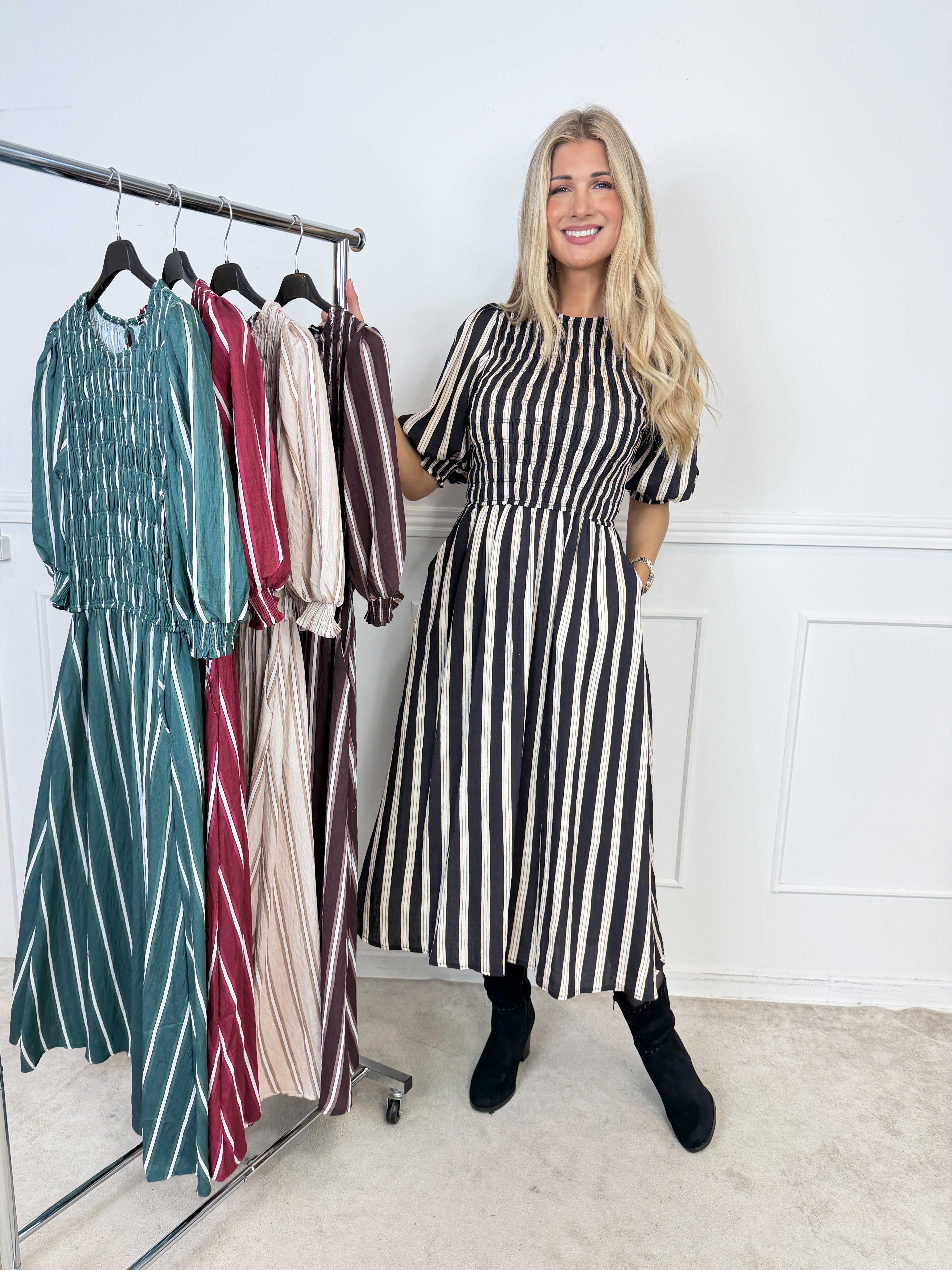 Amalie - Feminin randig klänning i viskos med smock över bysten och söta puffärmar