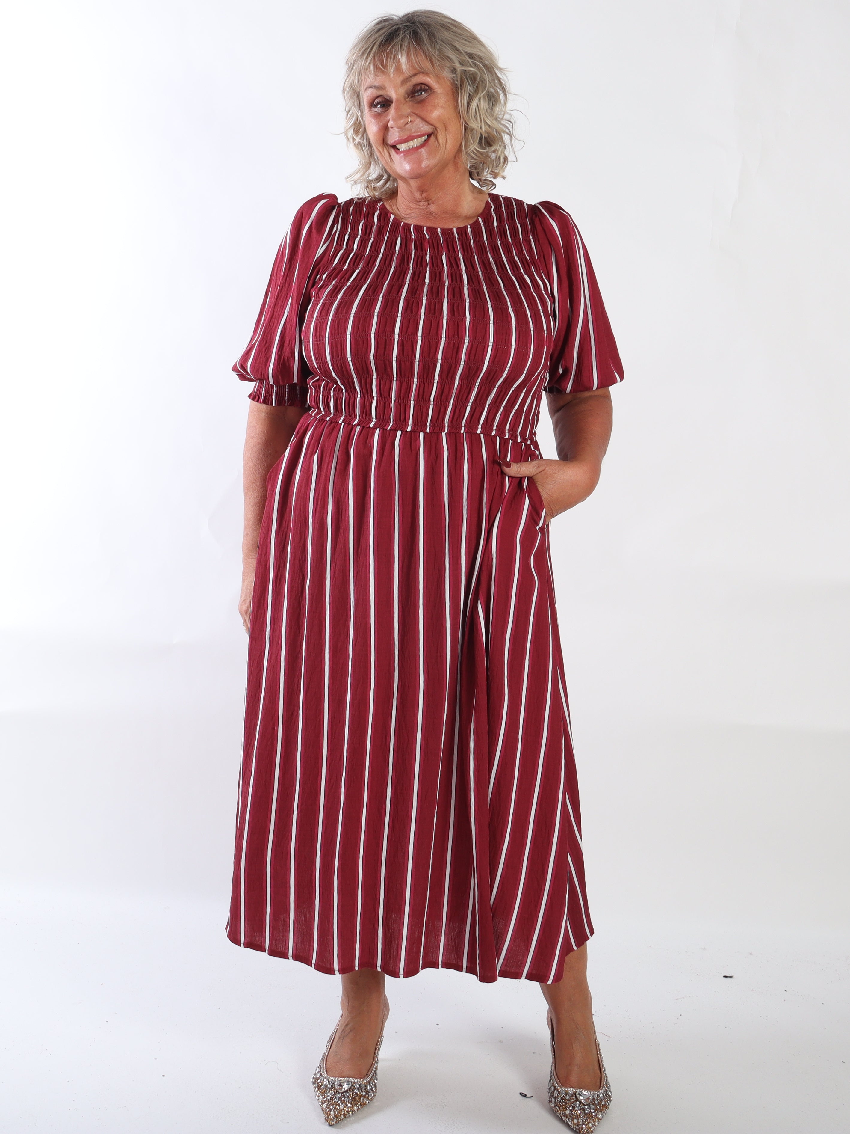Amalie - Feminin randig klänning i plus size i viskos med smock över bysten och söta puffärmar