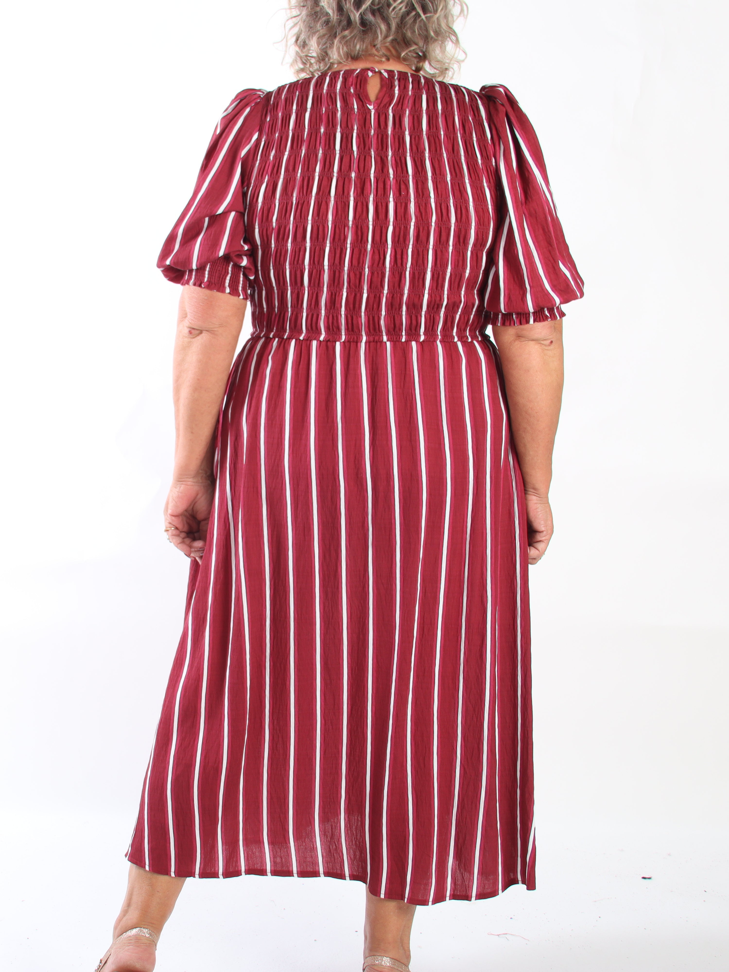 Amalie - Feminin randig klänning i plus size i viskos med smock över bysten och söta puffärmar