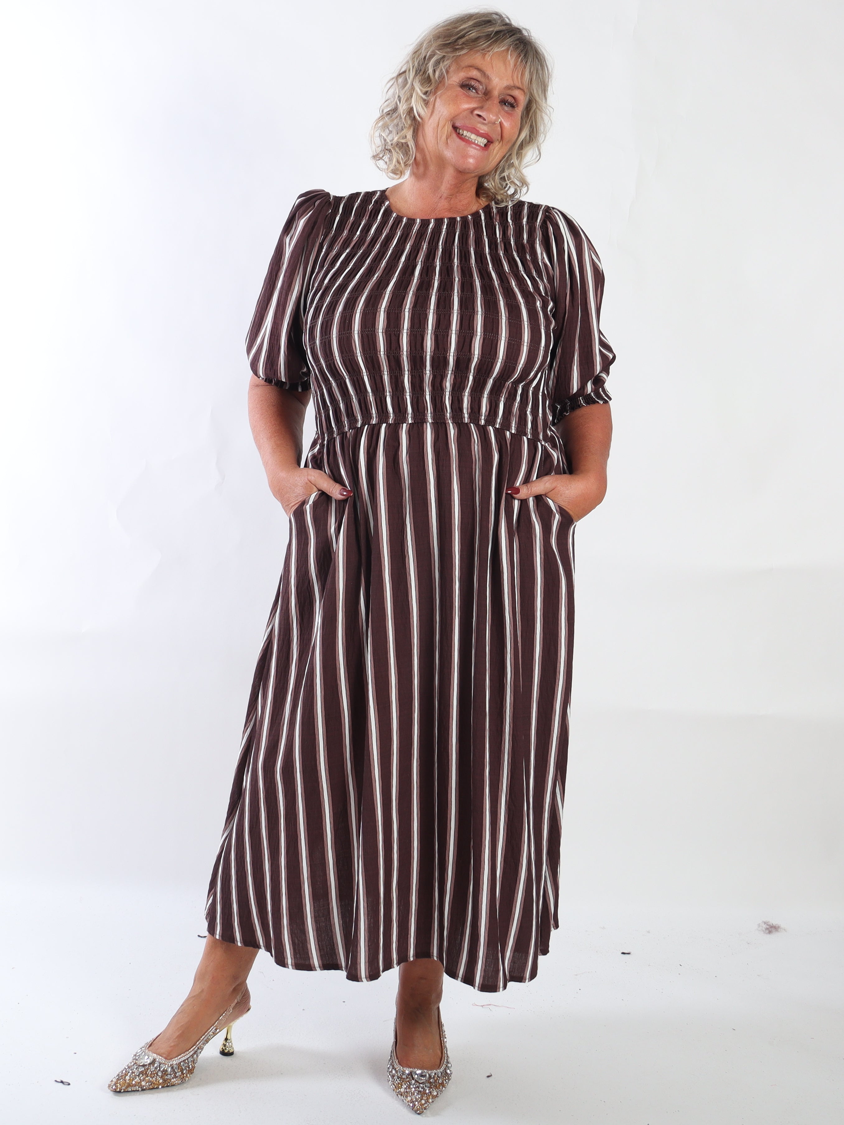 Amalie - Feminin randig klänning i plus size i viskos med smock över bysten och söta puffärmar