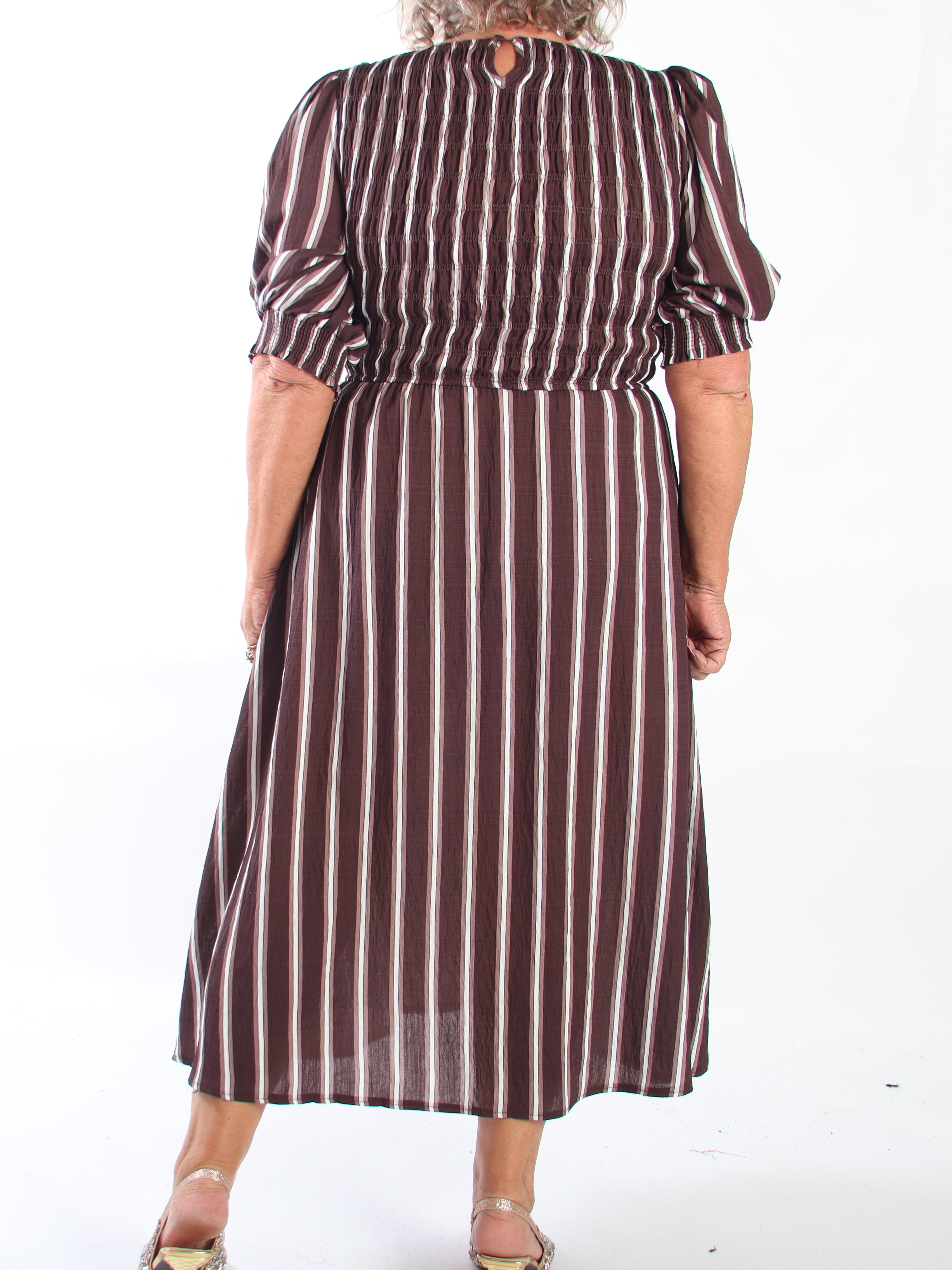 Amalie - Feminin randig klänning i plus size i viskos med smock över bysten och söta puffärmar