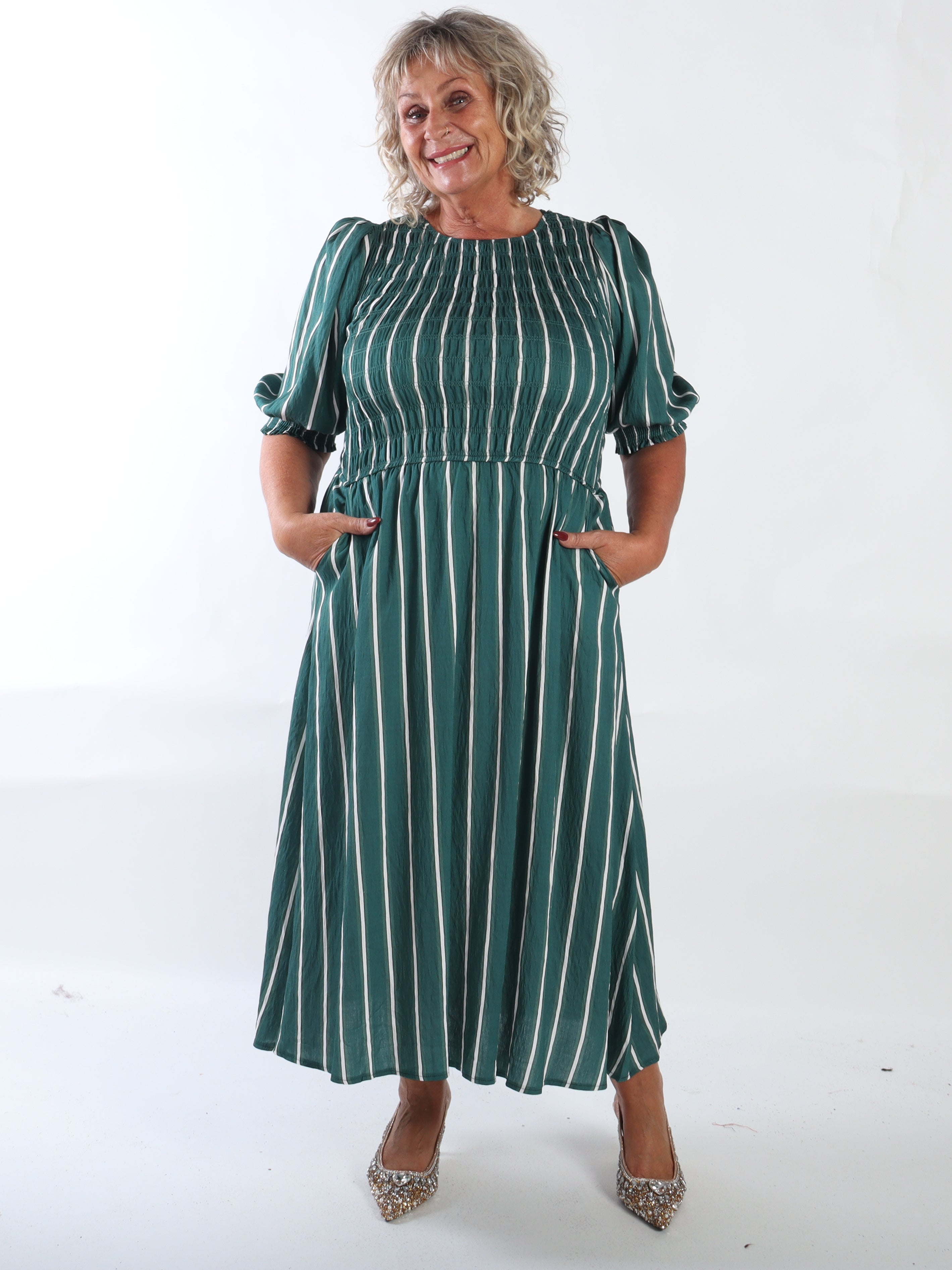 Amalie - Feminin randig klänning i plus size i viskos med smock över bysten och söta puffärmar