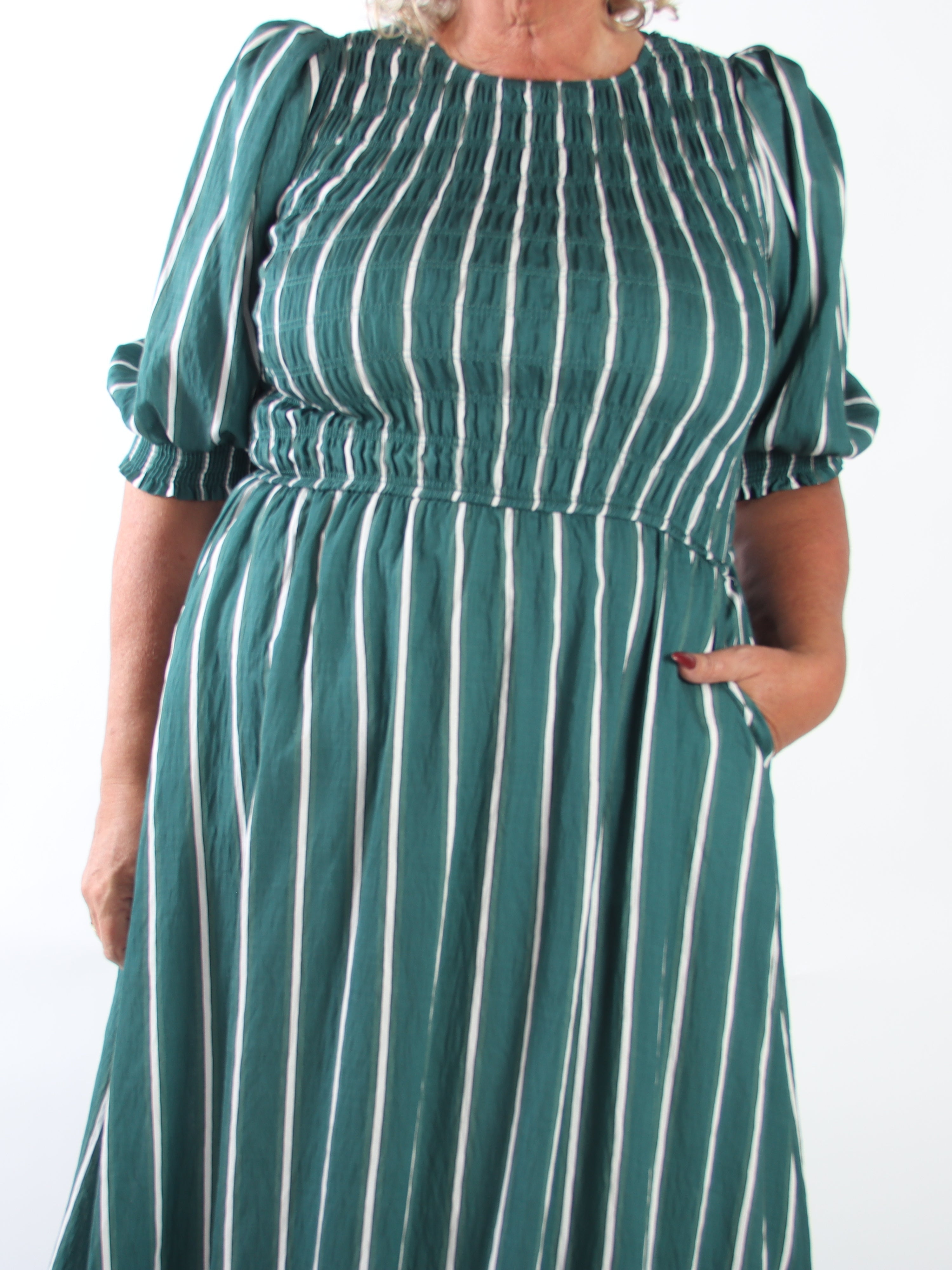 Amalie - Feminin randig klänning i plus size i viskos med smock över bysten och söta puffärmar