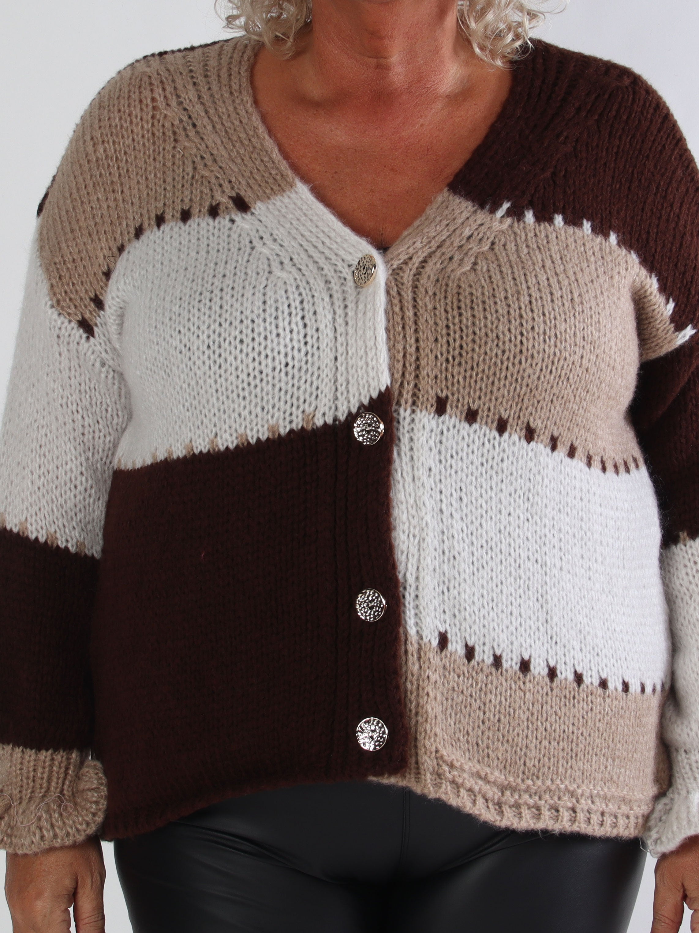 Amberlyn - Rutig stickad plus size kofta med guldfärgade knappar