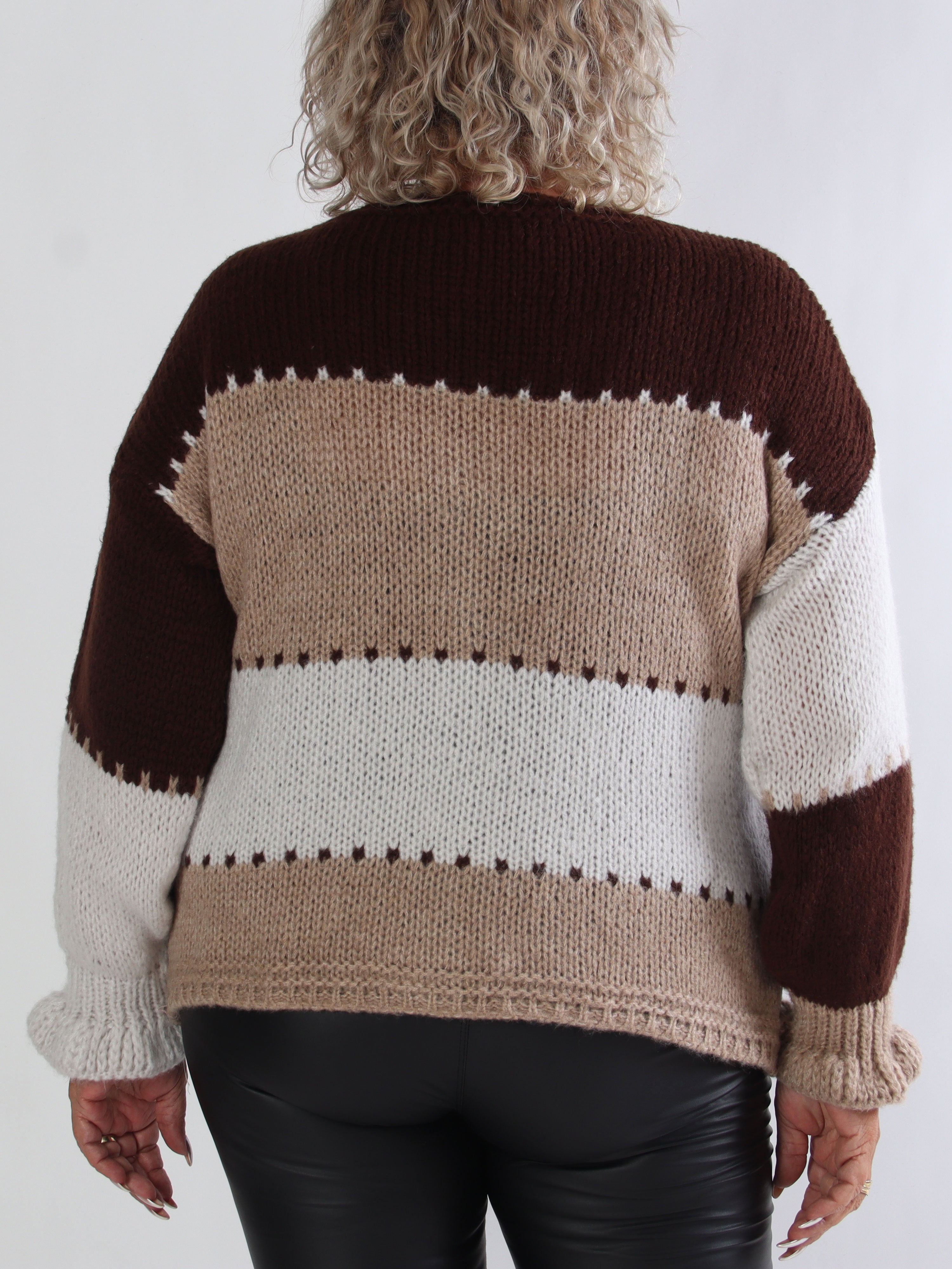 Amberlyn - Rutig stickad plus size kofta med guldfärgade knappar