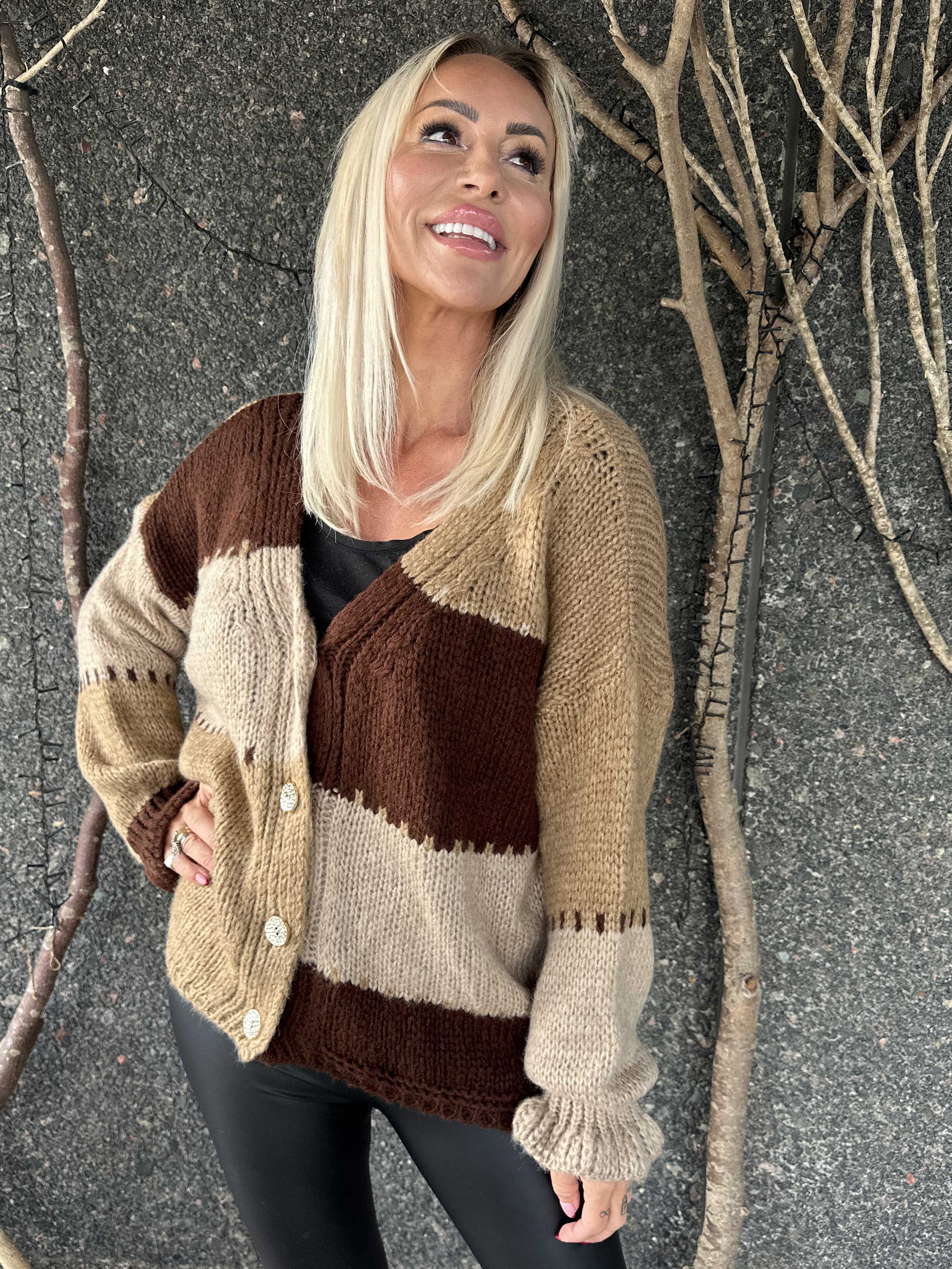 Amberlyn - Rutig stickad kofta med guldfärgade knappar