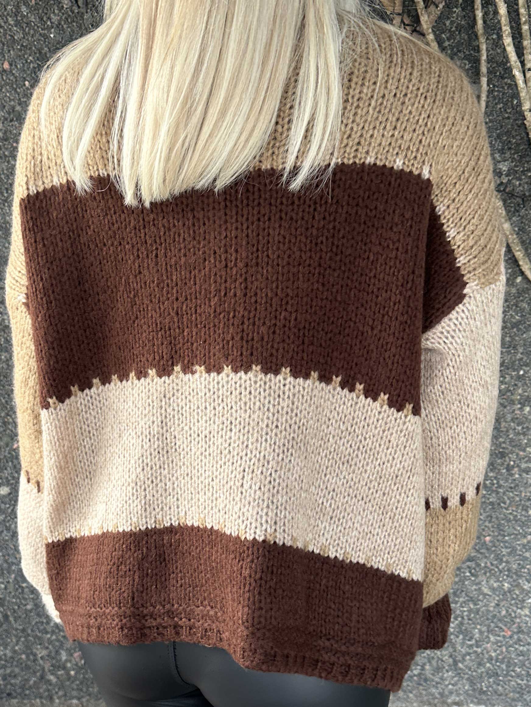 Amberlyn - Rutig stickad kofta med guldfärgade knappar