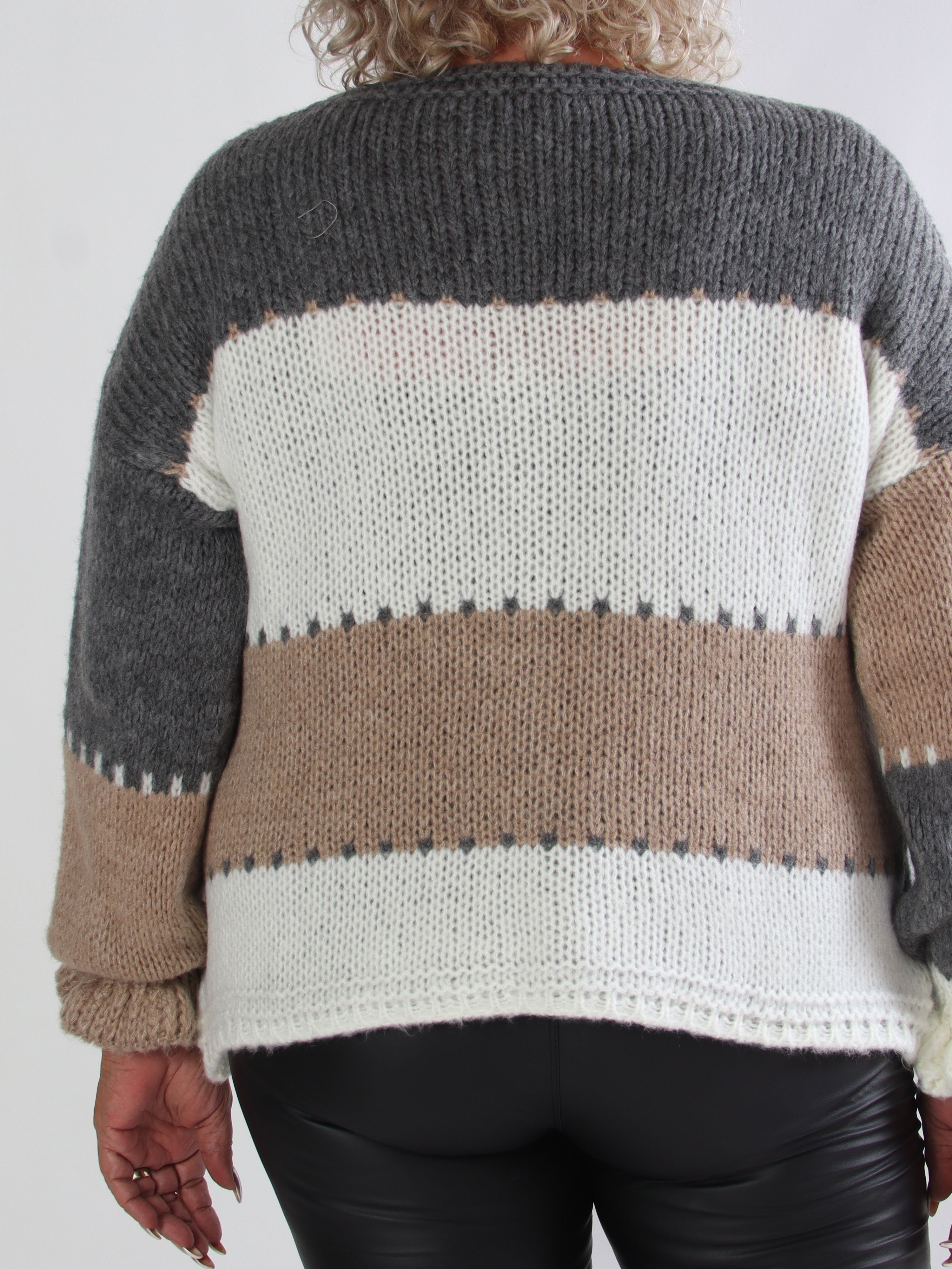 Amberlyn - Rutig stickad plus size kofta med guldfärgade knappar