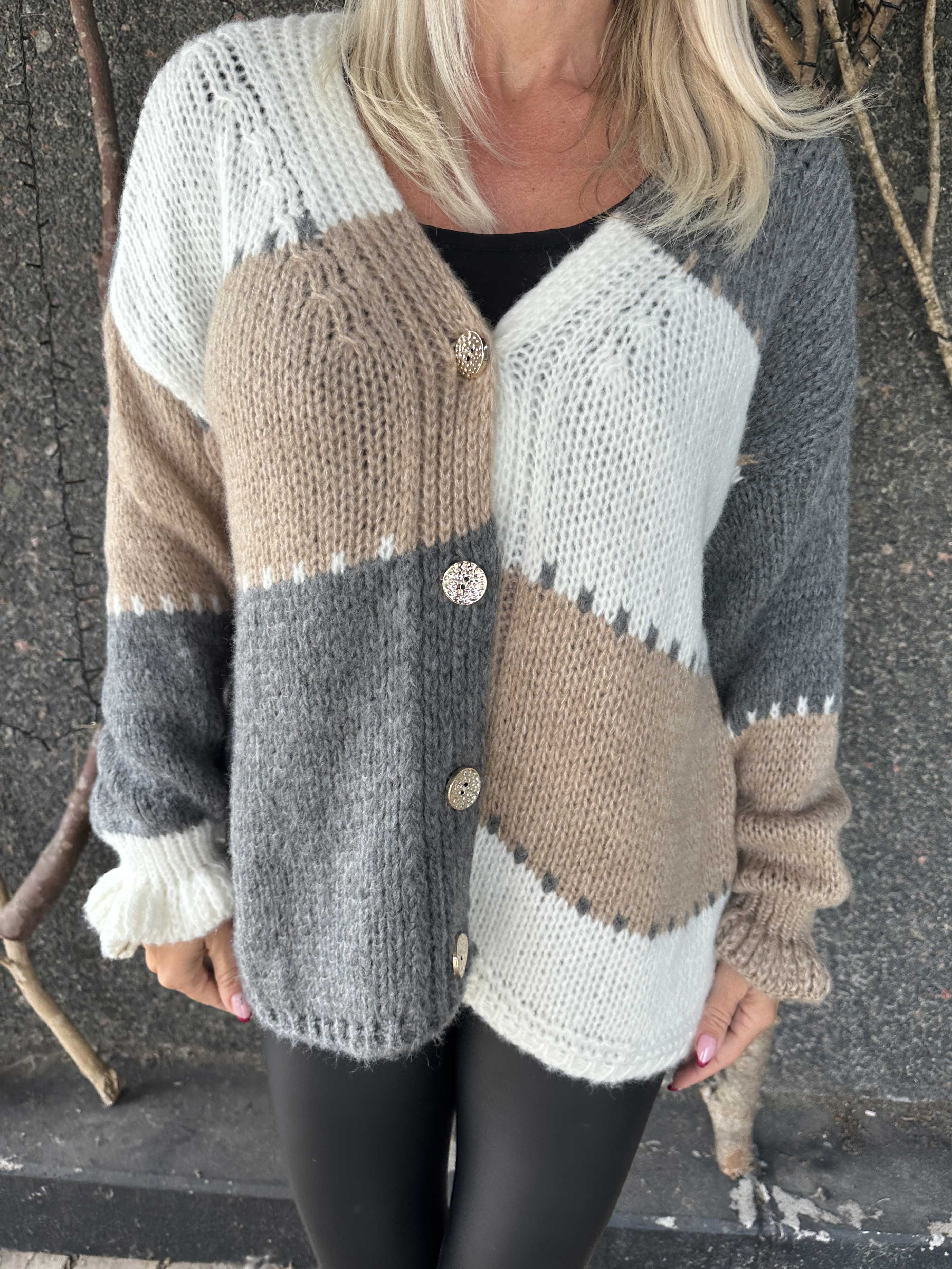 Amberlyn - Rutig stickad kofta med guldfärgade knappar