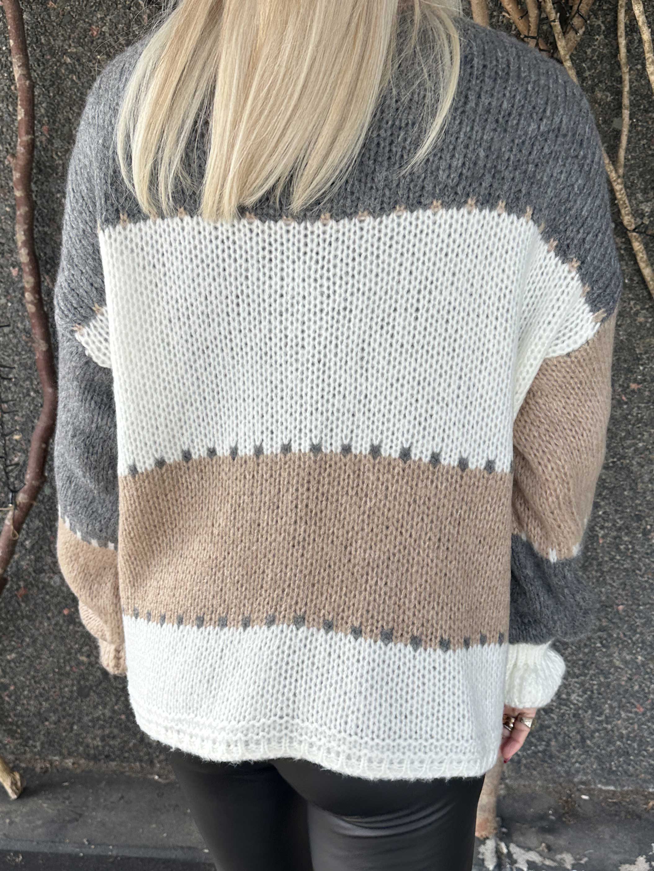 Amberlyn - Rutig stickad kofta med guldfärgade knappar