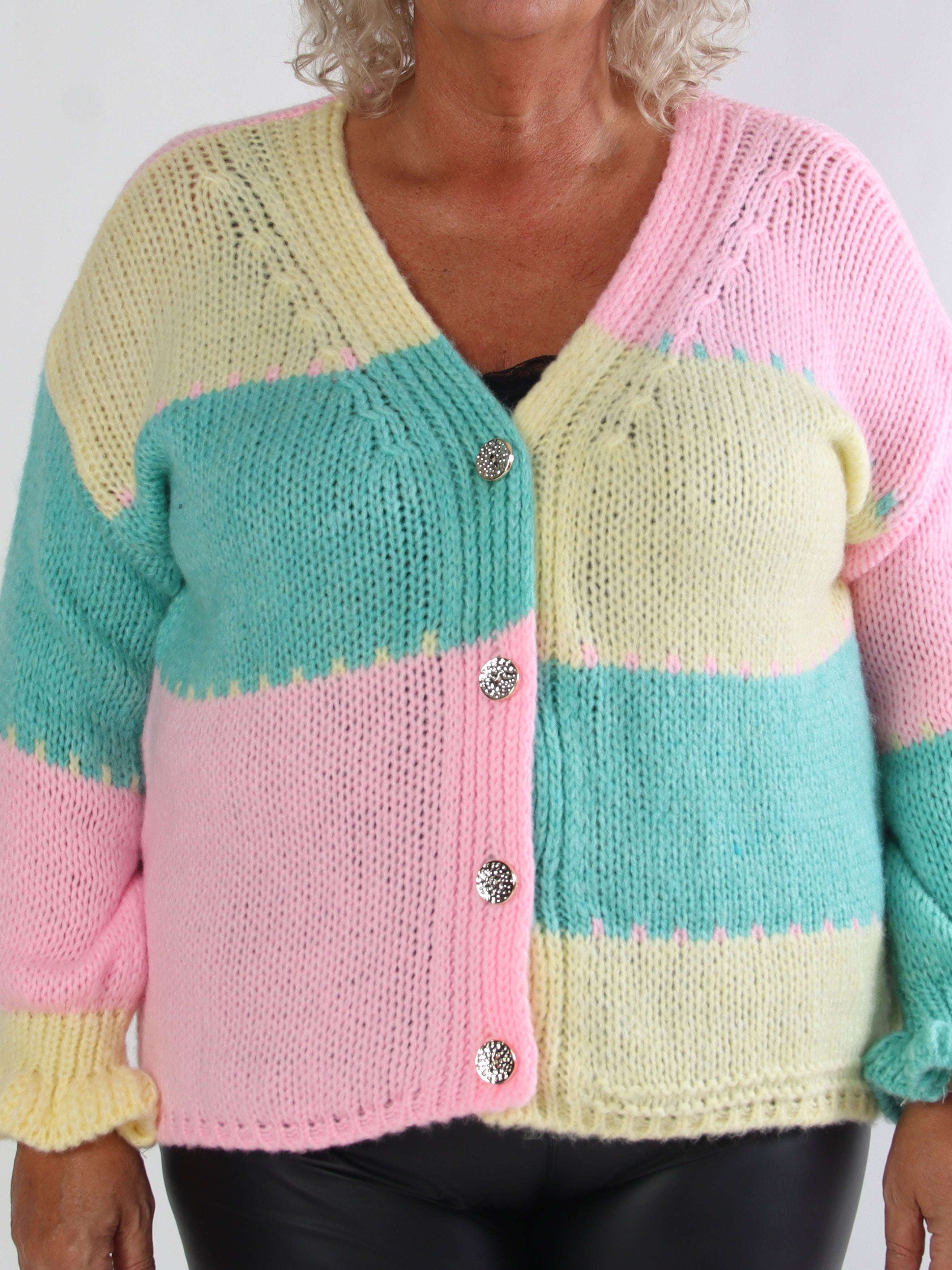 Amberlyn - Rutig stickad plus size kofta med guldfärgade knappar