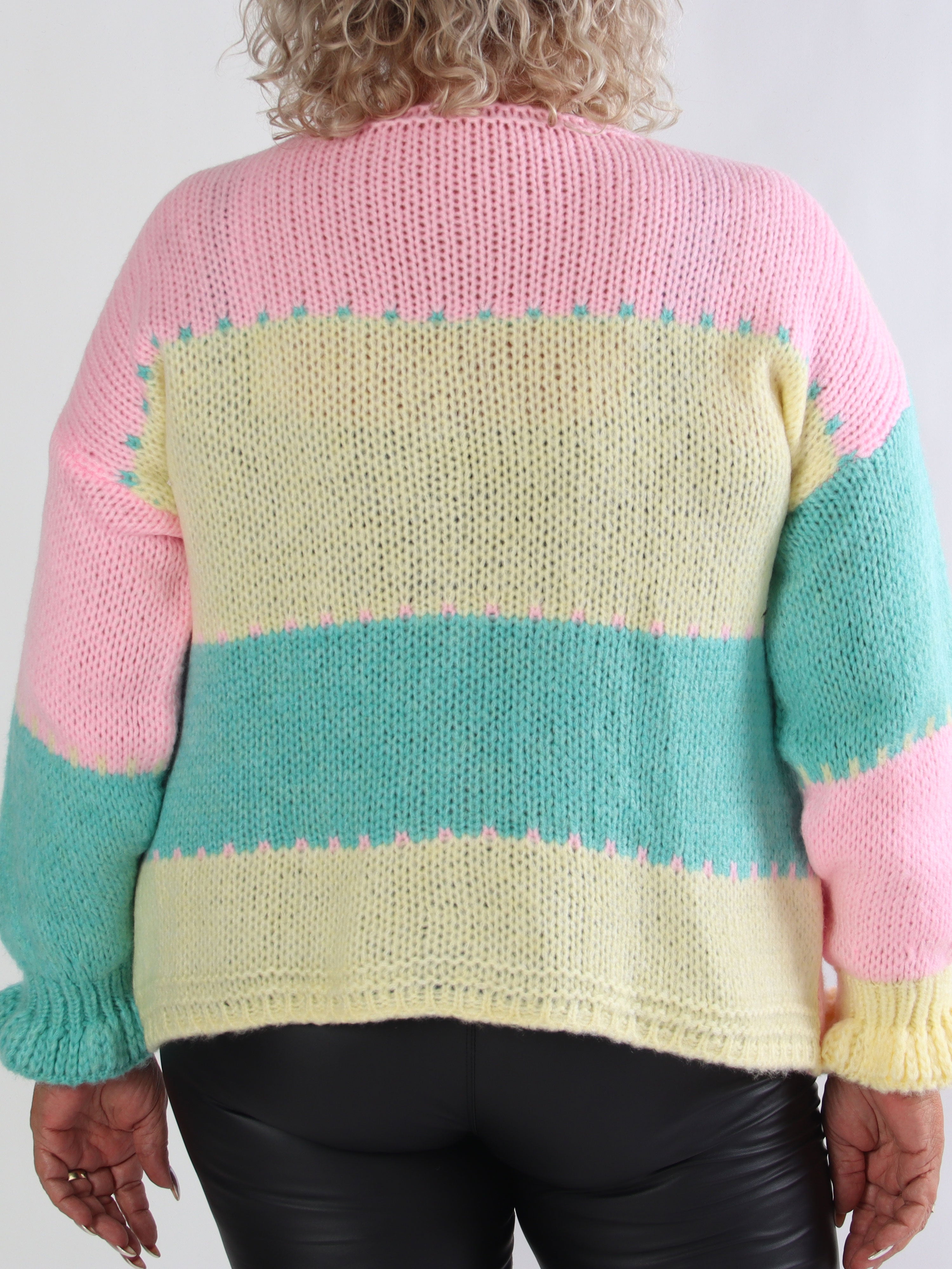 Amberlyn - Rutig stickad plus size kofta med guldfärgade knappar