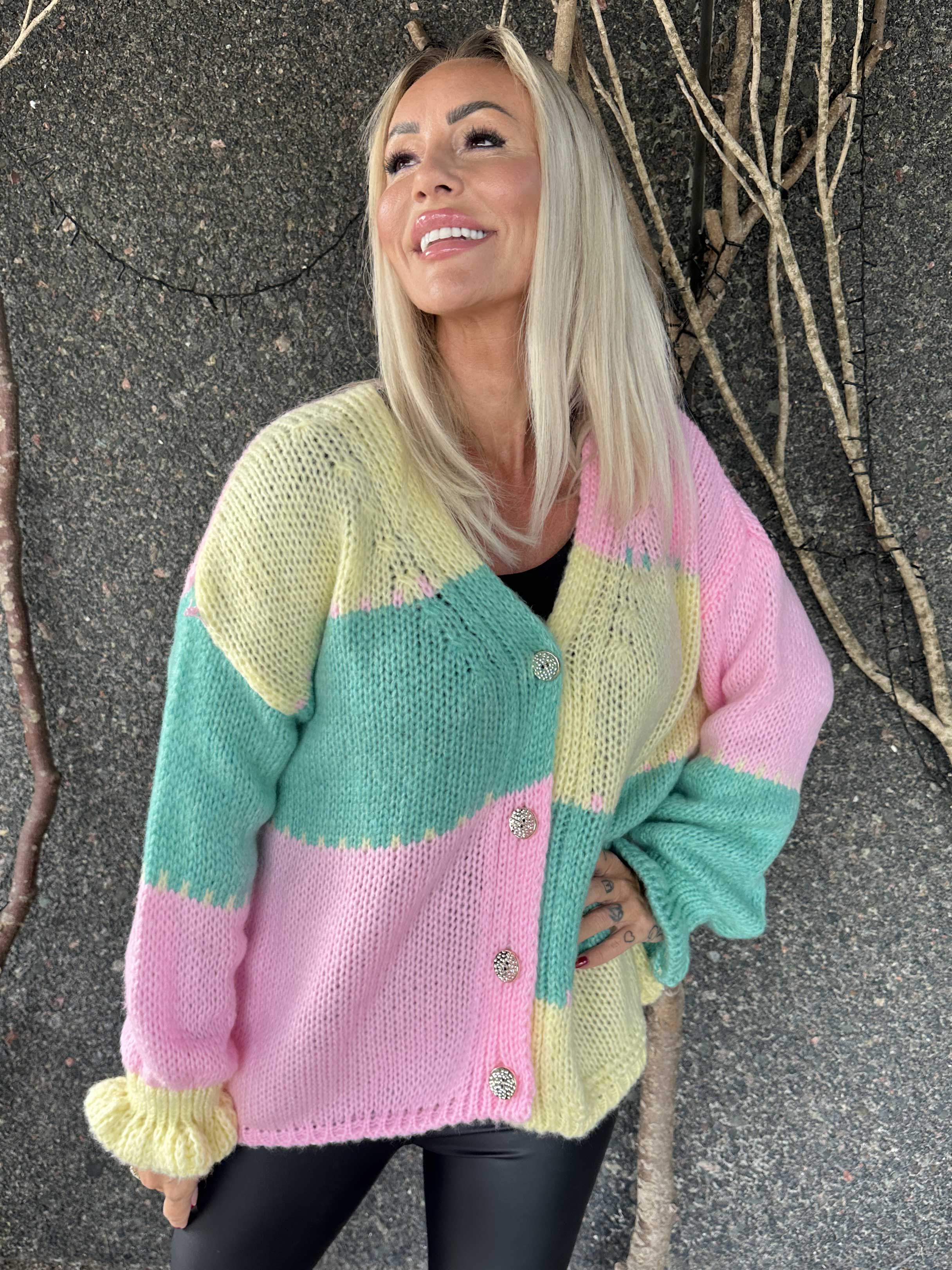 Amberlyn - Rutig stickad kofta med guldfärgade knappar